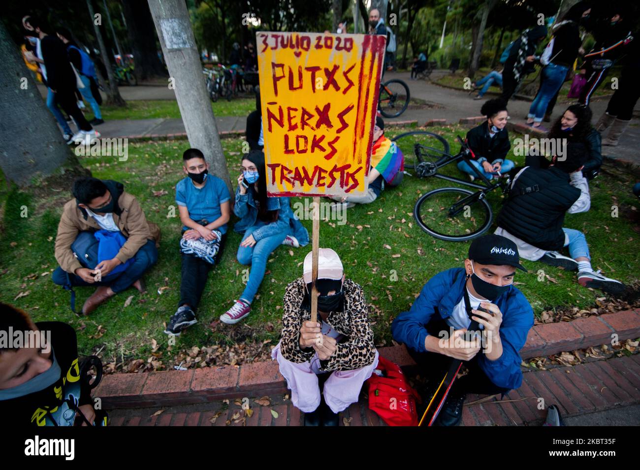 Mitglieder der LGBT-Gemeinschaft während eines Protestes gegen die jüngsten ungelösten Morde an mehreren Mitgliedern der LGBT-Gemeinschaft in Bogota am 3. Juli 2020 inmitten der neuen Coronavirus-Pandemie. (Foto von Sebastian Barros/NurPhoto) Stockfoto