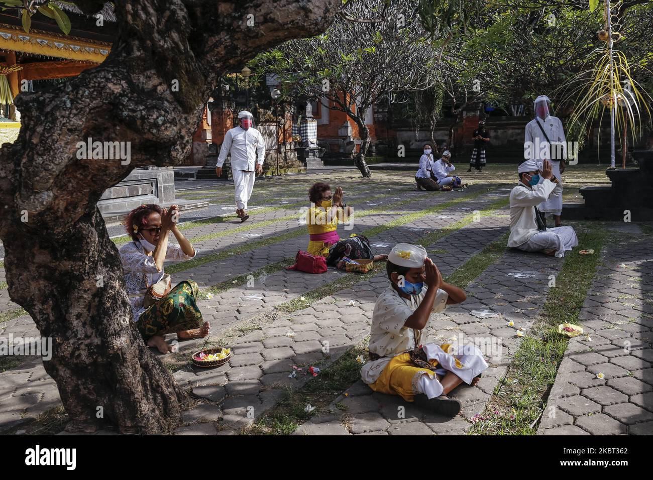 Balinesischer Hindu praktiziert physische Distanzierung während des Gebets während der Feier des Gottes des Wissens (Sáswati) Beten Sie, nachdem die Regierung die Einschränkung nach dem Ausbruch der Coronavirus-Krankheit (COVID-19) am Jagatnatha-Tempel in Denpasar, Bali, Indonesien, am 4. Juli 2020 lockerte. Die balinesische Regierung hat die Einschränkung gelockert und ermöglicht, dass Anhänger während balinesischer Hindu-Feiern mit strengem Gesundheitsprotokoll im Tempel betet, da die Zahl der COVID-19-infizierten Menschen in Bali immer noch hoch ist. (Foto von Johanes Christo/NurPhoto) Stockfoto