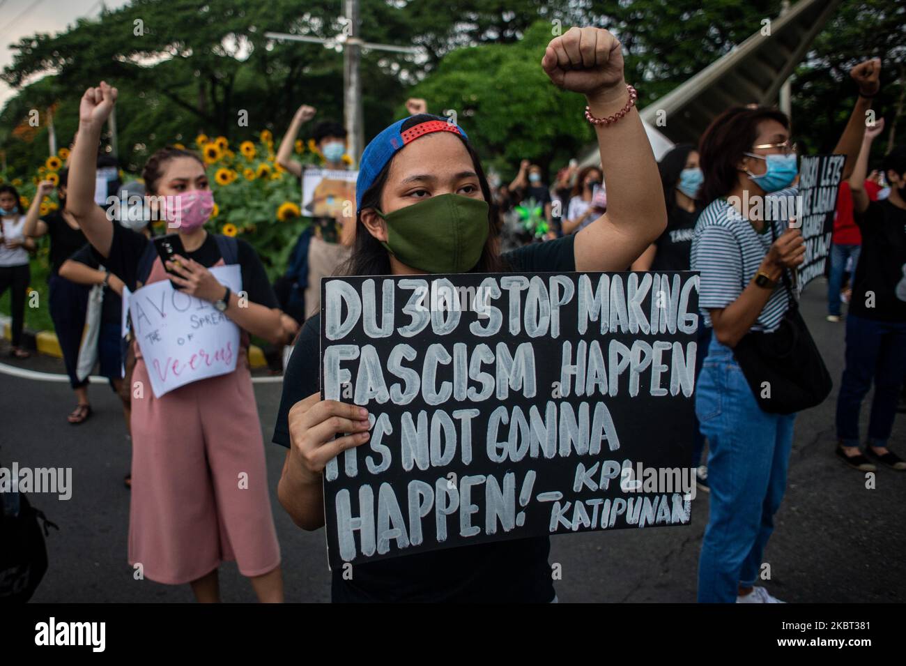 Demonstranten nehmen am 4. Juli 2020 an einer Kundgebung gegen das Anti-Terror-Gesetz an der Universität der Philippinen in Quezon City, Philippinen, Teil. Das umstrittene Gesetz wurde gestern, am 3. Juli, vom philippinischen Präsidenten Rodrigo Duterte unterzeichnet. Nach dem neuen Gesetz kann eine Person, die als Terrorist verdächtigt wird, bis zu 24 Tage ohne Haftbefehl inhaftiert, unter Überwachung gestellt und zu lebenslanger Haft verurteilt werden. (Foto: Lisa Marie David/NurPhoto) Stockfoto