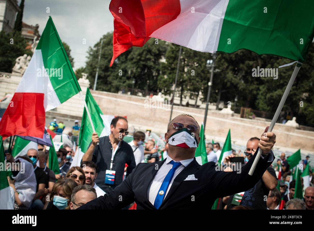 Die Menschen schwenken italienische Nationalflaggen, während sie an einer gemeinsamen Kundgebung teilnehmen, die von den drei wichtigsten rechten Parteien Italiens (Lega, die Brüder Italiens und Forza Italia) am 04. Juli 2020 auf der Piazza del Popolo („Volksplatz“) in Rom, Italien, veranstaltet wird. (Foto von Andrea Ronchini/NurPhoto) Stockfoto