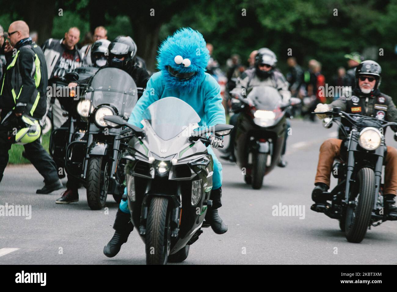 Ein Biker mit einem Cookie-Monster-Kostüm fährt am 4. Juli 2020 während des  Protestes gegen das Fahrverbot in Düsseldorf auf dem Motorrad. (Foto von  Ying Tang/NurPhoto Stockfotografie - Alamy