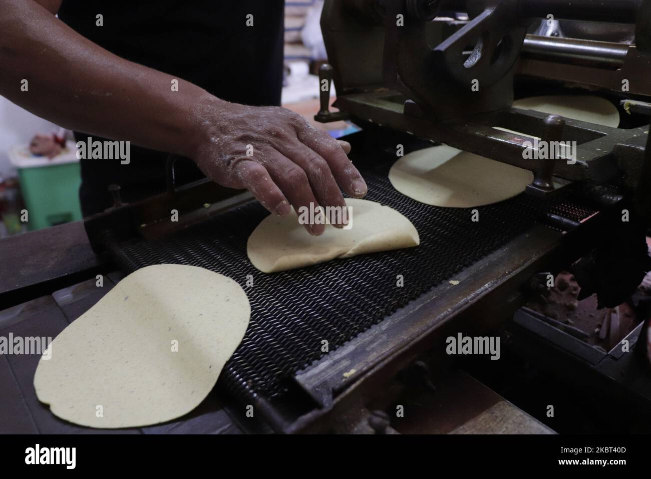 Raymundo Gregorio, besser bekannt als Ray Conniff, beaufsichtigte die Tortilla-Produktion in seinem Geschäft im Viertel El Vergel, Iztapalapa, während eines Wechsels von einer roten zu einer orangen Ampel durch COVID-19 in Mexiko. (Foto von Gerardo Vieyra/NurPhoto) Stockfoto