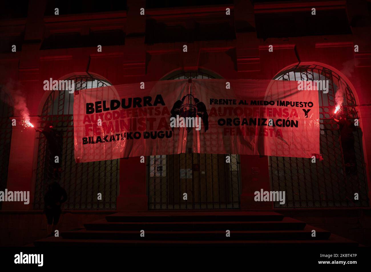 Demonstranten hängten während einer Demonstration am 4. Juli 2020 in Pamplona, Spanien, ein Banner mit der Aufschrift „Gegen auferlegte Angst, Selbstverteidigung und feministische Organisation“ auf. Etwa dreißig Frauen demonstrieren in Pamplona gegen männliche Gewalt und für feministische Selbstverteidigung. Sie kamen mit Kapuze und trugen Kerzen. (Foto von Iranzu Larrasoana Oneca/NurPhoto) Stockfoto