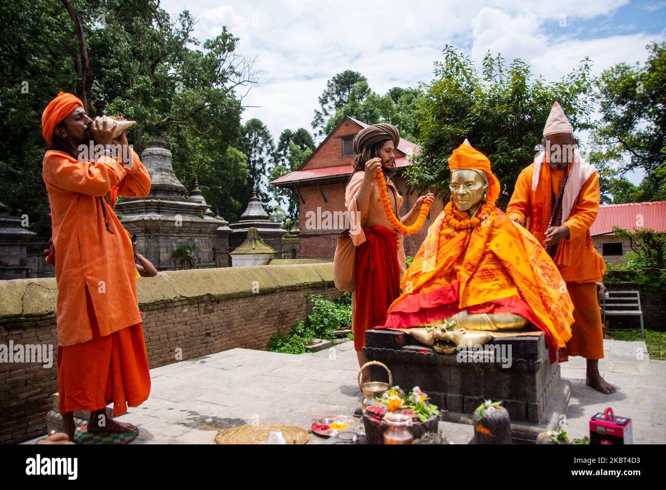 Hindu-Schüler beten ihren Guru Naraharinath anläßlich des Guru purnima- oder Vollmondtages an, der dem Guru oder den Meistern im Leben des Menschen am Sonntag, dem 05. Juli 2020, im Gorakhnath-Tempel in Pashupatinath, Kathmandu, gewidmet ist. (Foto von Rojan Shrestha/NurPhoto) Stockfoto