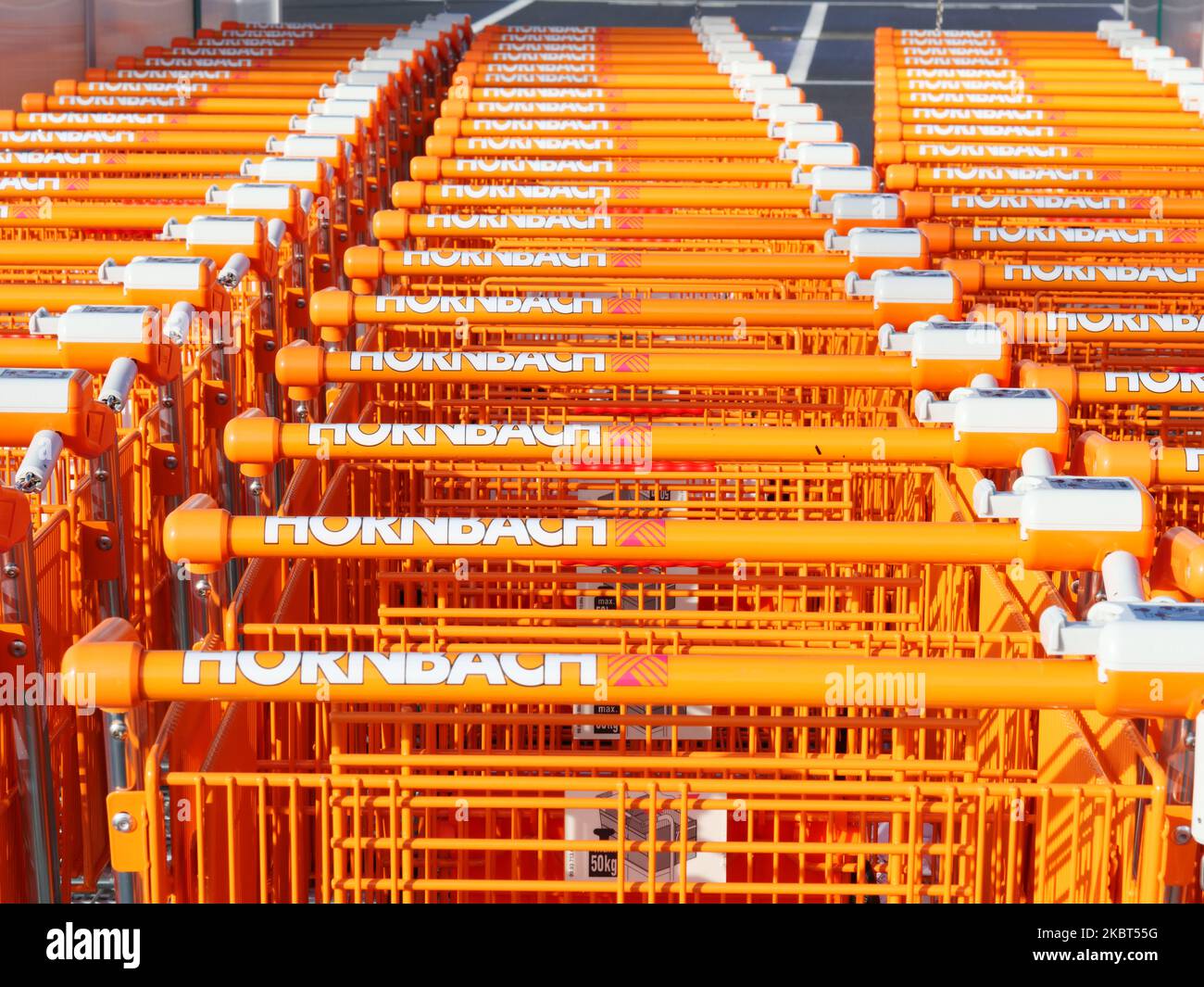Paderborn, Deutschland - 25. Oktober 2022: Hornbach Shopping Carts. Hornbach ist eine deutsche DIY-Store-Kette, die Heimwerkerbedarf und Heimwerkerbedarf bietet Stockfoto