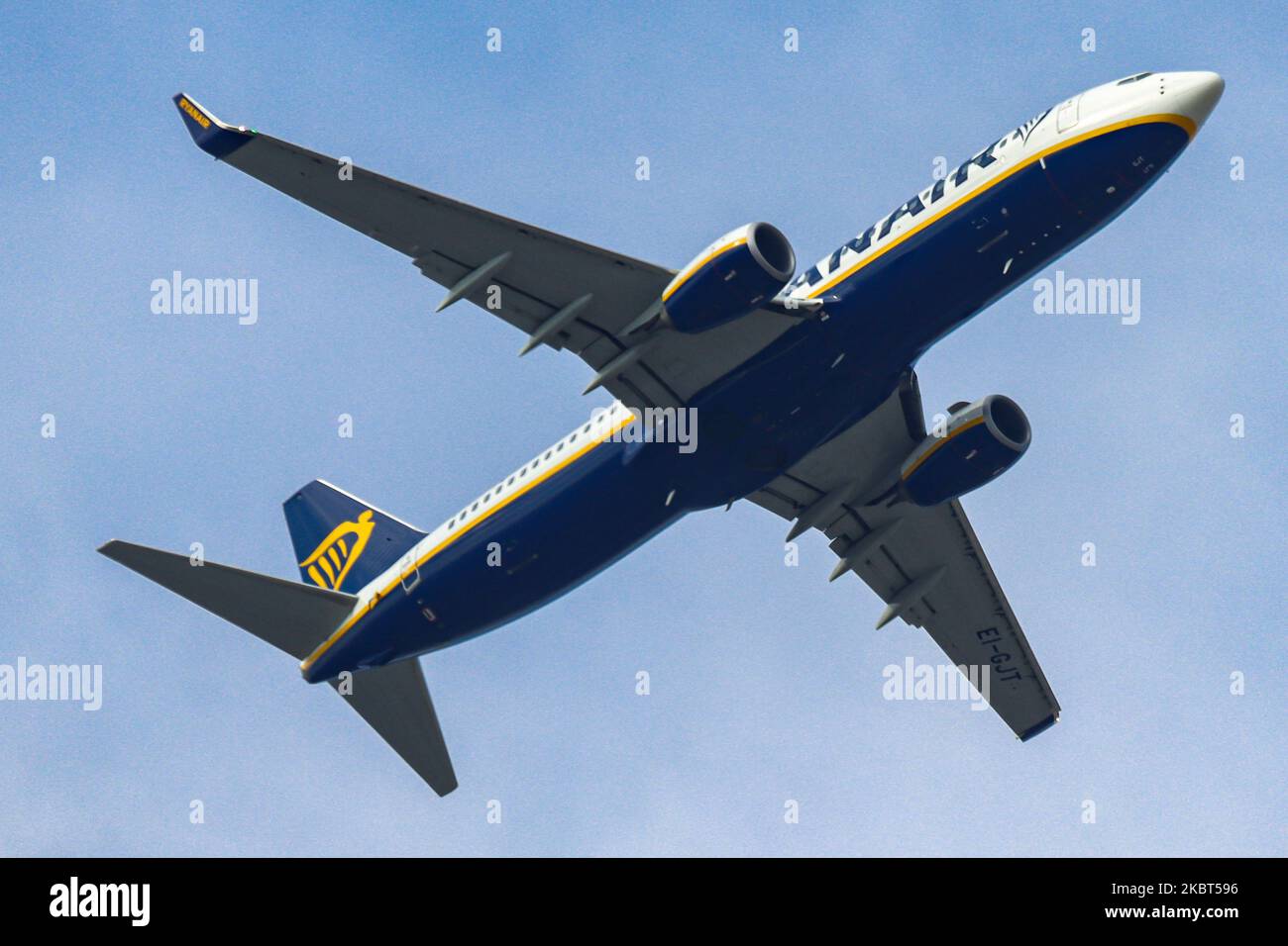 Ein Flugzeug der Ryanair Boeing 737-800, das auf dem internationalen Flughafen Thessaloniki Makedonia SKG LGTS als Griechenland landete, hebt das Reiseverbot aufgrund der Coronavirus-Pandemie Covid-19 auf. Die griechische Regierung hat seit dem 1. Juli 2020 begonnen, die Maßnahmen zu lockern und internationale Flüge durchzuführen, da das Land für Touristen in der Sommersaison geöffnet wurde, da der Tourismus eine der größten Incoming-Industrien im BIP des Landes ist. Ryanair ist eine Billigfluggesellschaft. Das Landeflugzeug hat die Registrierung Ei-GJT. 4. Juli 2020 (Foto von Nicolas Economou/NurPhoto) Stockfoto