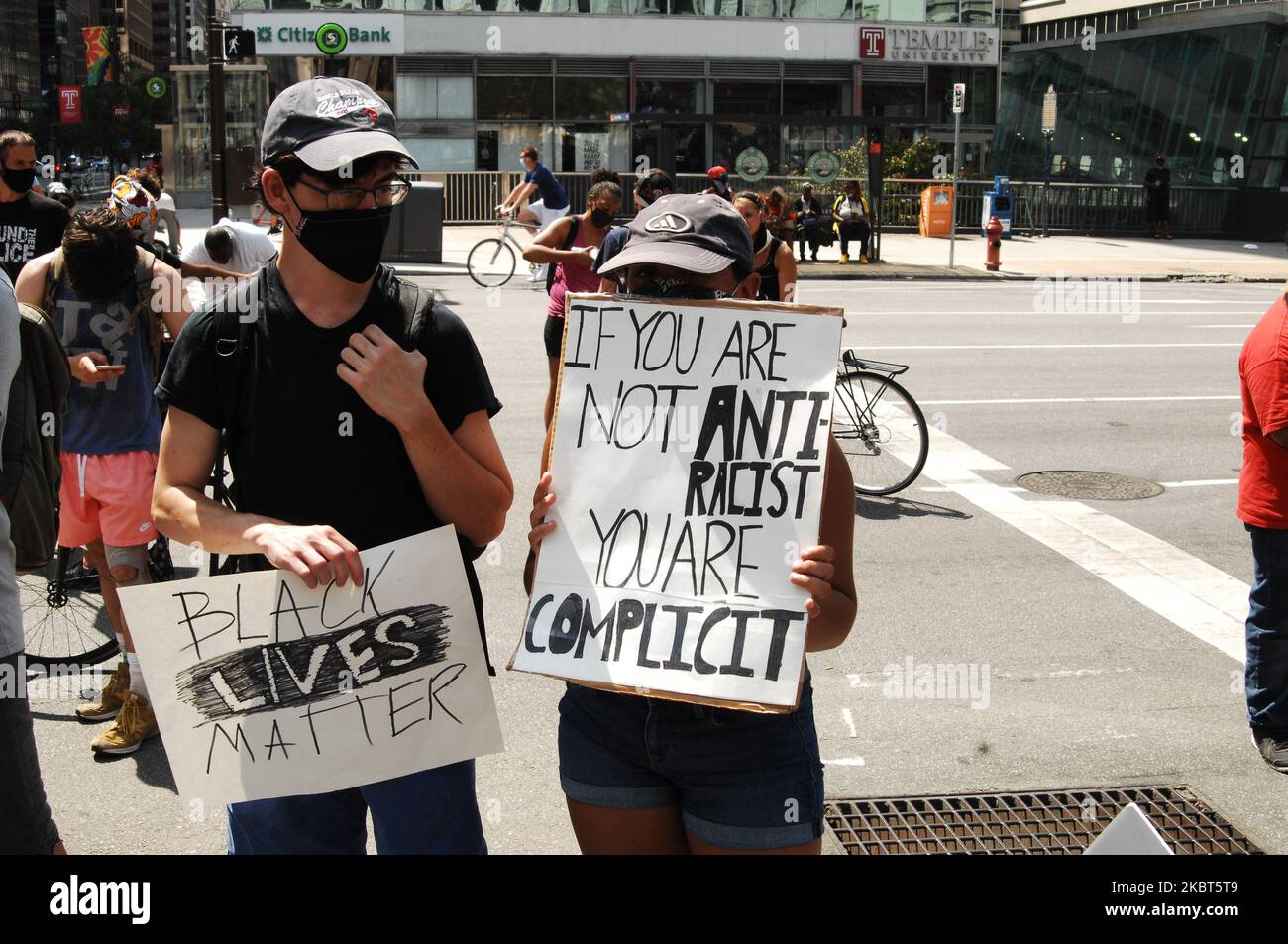 Tausende von Demonstranten gehen auf die Straße, um das Ende der rassistischen Polizeiarbeit zu fordern, das Polizeidezernat von Philadelphia zu definanzieren und die Bedürfnisse der Bevölkerung wie Wohnungen, Gesundheitsversorgung, Ernährungssicherheit und Bildung am 5. Juli 2020 in Philadelphia, PA, zu finanzieren. (Foto von Cory Clark/NurPhoto) Stockfoto