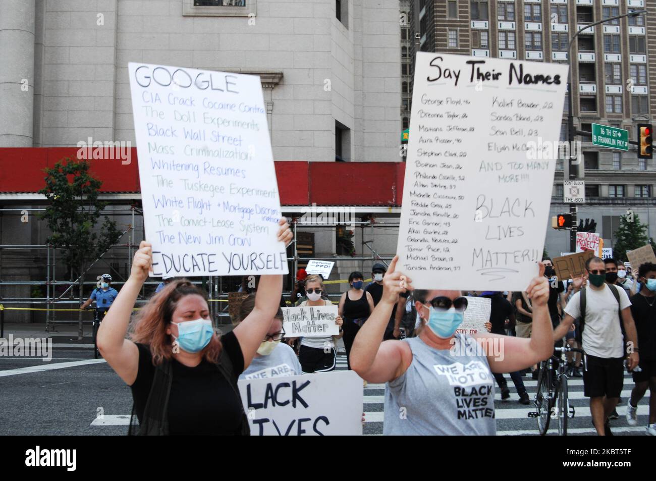 Tausende von Demonstranten gehen auf die Straße, um das Ende der rassistischen Polizeiarbeit zu fordern, das Polizeidezernat von Philadelphia zu definanzieren und die Bedürfnisse der Bevölkerung wie Wohnungen, Gesundheitsversorgung, Ernährungssicherheit und Bildung am 5. Juli 2020 in Philadelphia, PA, zu finanzieren. (Foto von Cory Clark/NurPhoto) Stockfoto