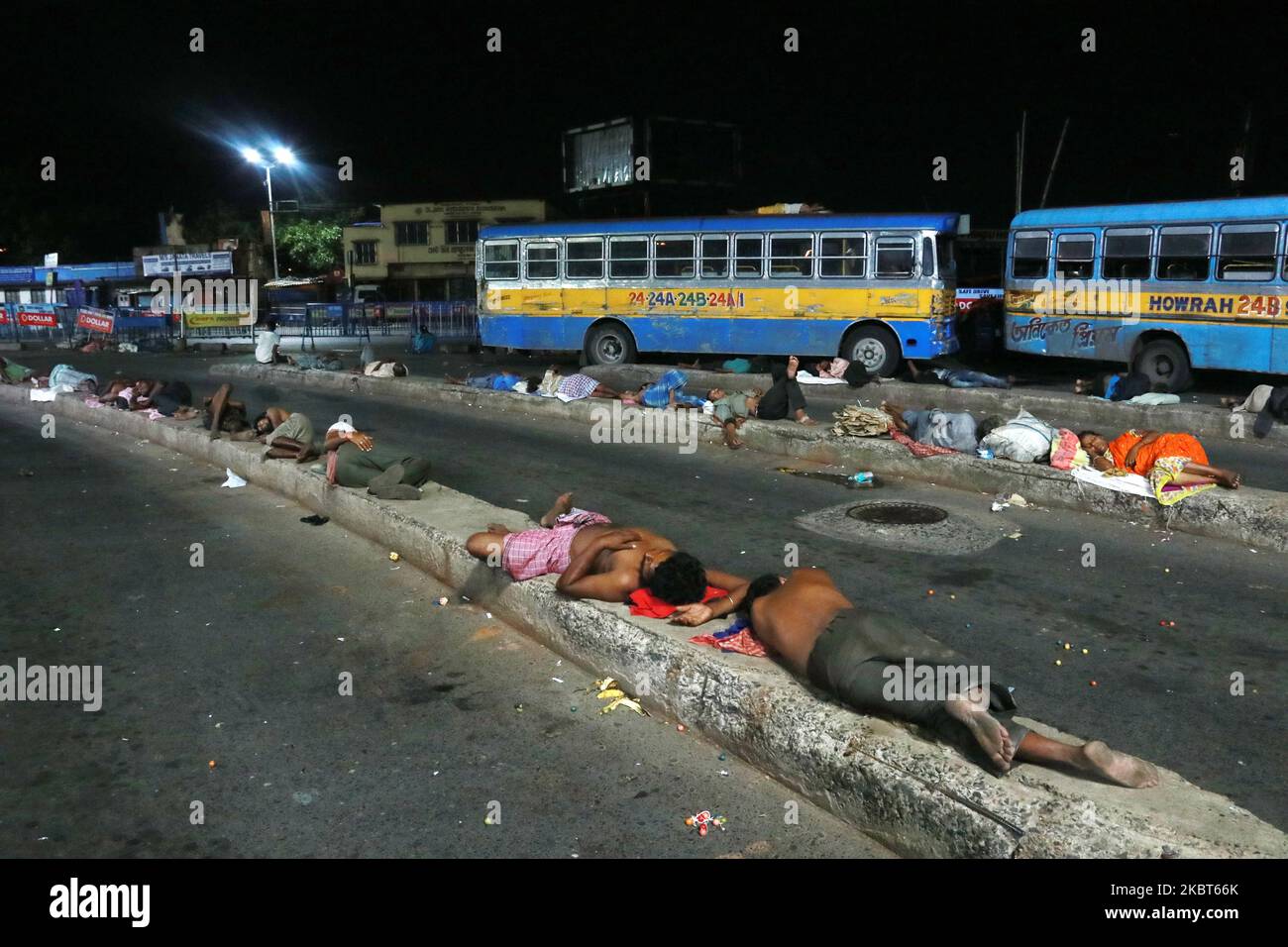 Am Sonntag, dem 06,2020. Juli, ruhen sich Obdachlose am Busstrand in Kalkutta, Indien, aus. Indien hat Russland überholt und ist damit das drittam schlimmsten von der Coronavirus-Pandemie betroffene Land. (Foto von Debajyoti Chakraborty/NurPhoto) Stockfoto