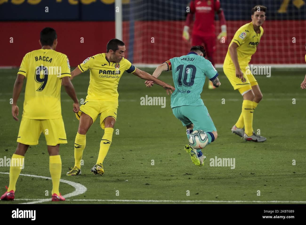 Villarreals Bruno Soriano und der FC Barcelona-Stürmer Lionel Messi beim spanischen La Liga-Spiel zwischen Villarreal CF und FC Barcelona am 5. Juli 2020 im La Ceramica Stadium. (Foto von Jose Miguel Fernandez/NurPhoto) Stockfoto