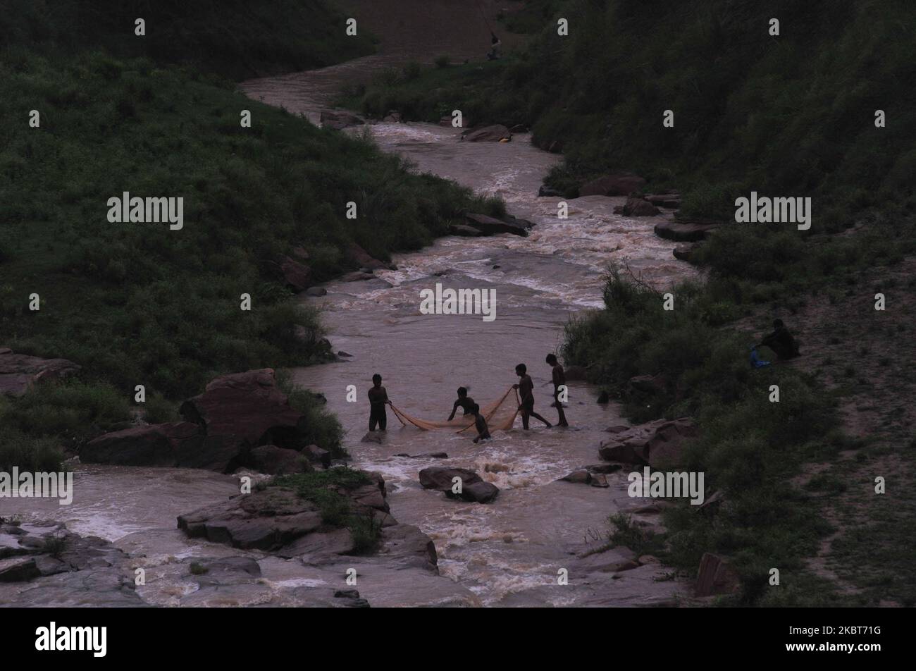 Die Menschen vor Ort fangen Fische in einem niedrigen Bachwasser während der Regenfälle , in den Außenbezirken von Allahabad am 7. Juli 2020 . (Foto von Ritesh Shukla/NurPhoto) Stockfoto