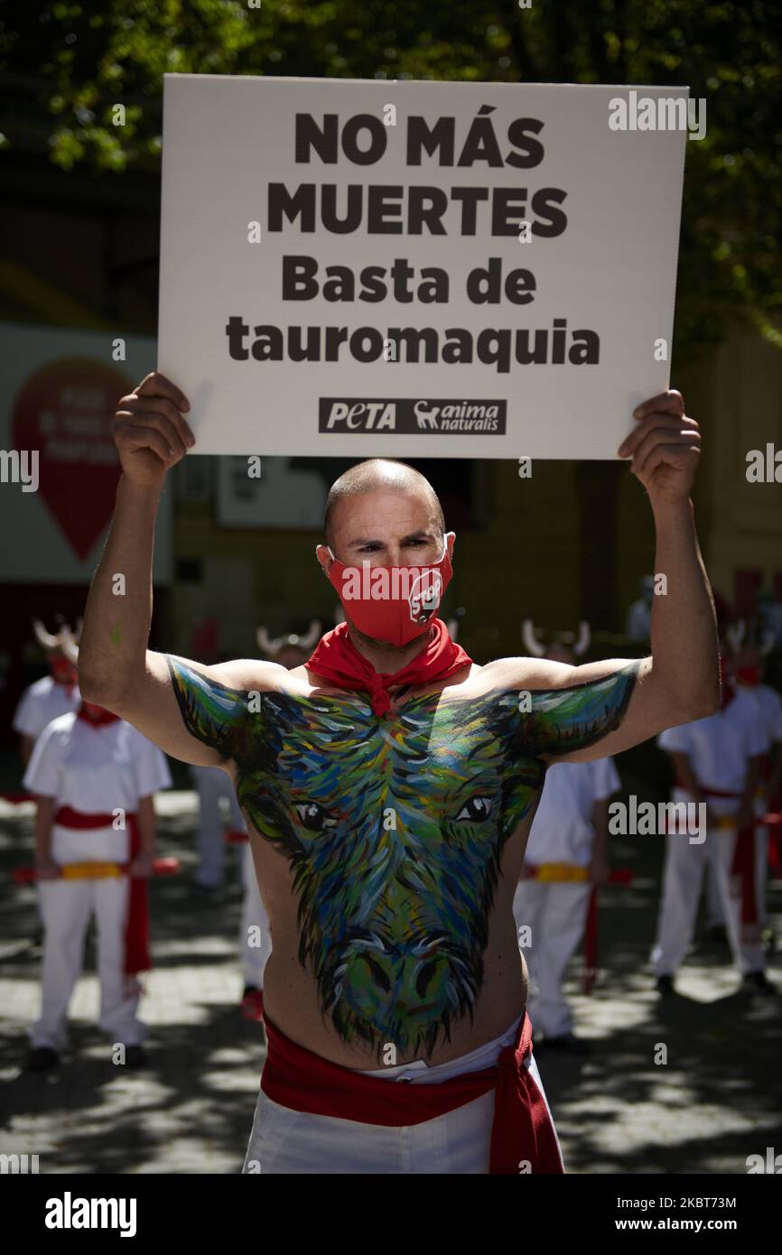 Ein Aktivist zeigt ein Schild mit der Aufschrift „No More Tods“. Genug Stierkampf''' am 7. Juli 2020 in Pamploma, Spanien. Pamplona dämmert am 7. Juli, San Fermin Tag, ohne dass der traditionelle Stier läuft. Etwa zwanzig Läufer kommen vor acht Uhr morgens in die Nische, um dem heiligen zu singen, wie sie es getan hätten, wenn die Stiere gelaufen wären. (Foto von Iranzu Larrasoana Oneca/NurPhoto) Stockfoto