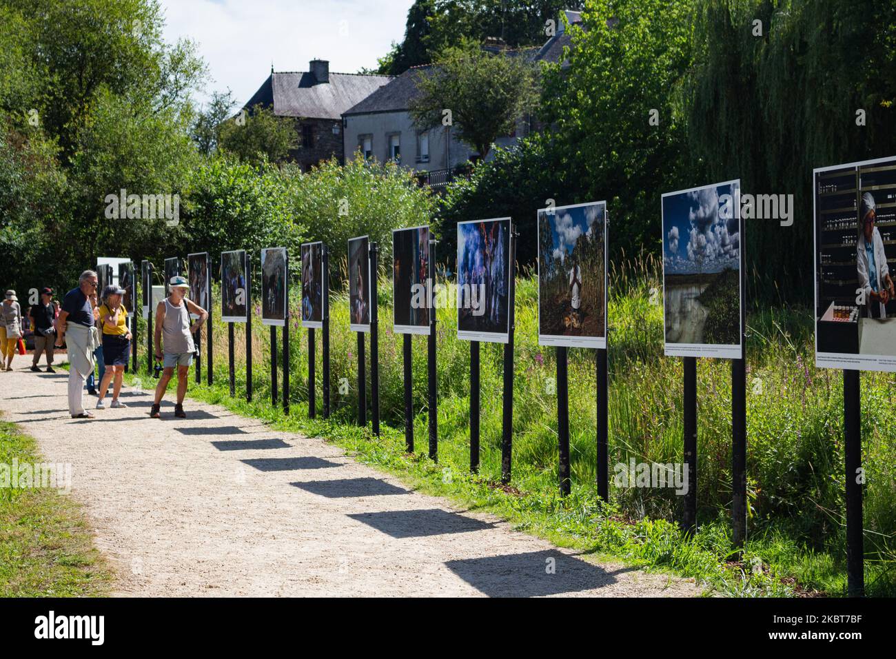 Menschen schauen sich Fotos während des Gacilly Outdoor Photography Festivals in La Gacilly, Frankreich, am 7. Juli 2020 an, das bis zum 31. 2020. Oktober läuft. Trotz sanitärer Einschränkungen hat sich das Festival organisiert, um Besucher willkommen zu heißen. In dieser Ausgabe 2020 werden Südamerika und der Erhalt der biologischen Vielfalt in den Fokus gerückt. 350 Fotografen werden ausgestellt, darunter Pablo Corral Vega, Greg Lecoeur oder Sebastiao Salgado. (Foto von Antoine Cheville/NurPhoto) Stockfoto