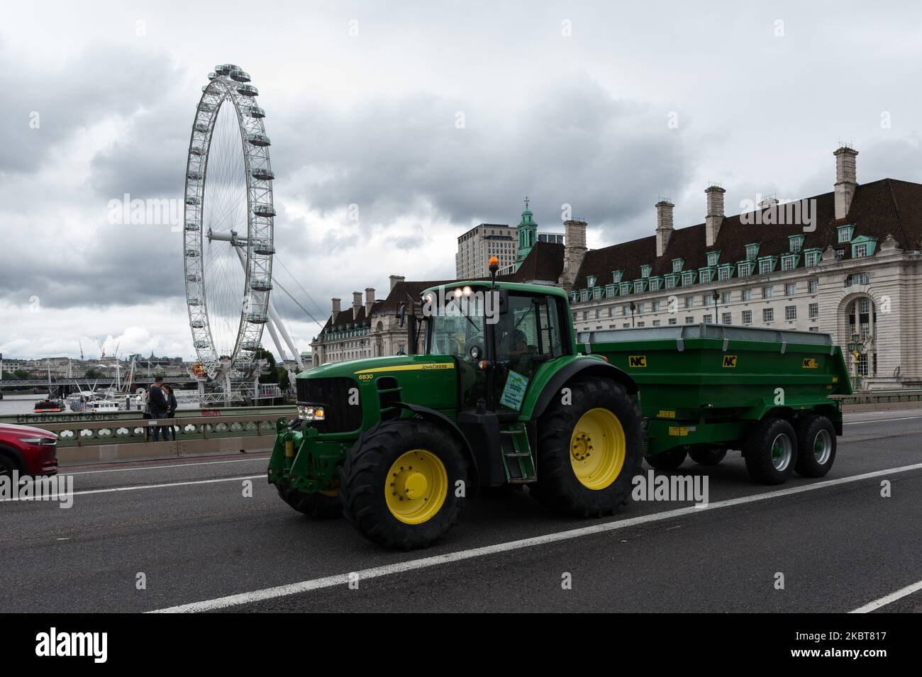 Bauern aus dem ganzen Land fahren Traktoren, Lastwagen und Autos durch das Zentrum Londons, um am 08. Juli 2020 in London, England, gegen das Agrargesetz zu protestieren. Der Gesetzentwurf, der diese Woche dem Oberhaus zugeht, soll die Gemeinsame Agrarpolitik der EU ersetzen, wenn die Übergangsfrist für den Brexit Ende des Jahres abläuft. Die Aktivisten behaupten, dass das Gesetz zu einem Rückgang der britischen Tier- und Umweltstandards für landwirtschaftliche Importe führen, den Markt mit billigen, minderwertigen Lebensmitteln überschwemmen und Großbritanniens erstklassige Agrarindustrie zerstören wird. (Foto von Wiktor Szymanowicz/N Stockfoto