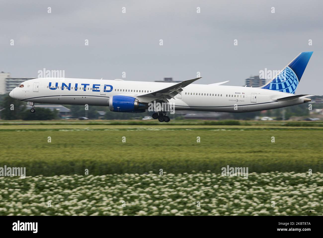 Die Boeing 787-10 Dreamliner von United Airlines wurde am 2. Juli 2020 bei der endgültigen Landung auf dem niederländischen Flughafen Amsterdam Schiphol AMS EHAM aus Newark EWR, New York, NY, USA, gesehen. Das moderne, moderne und fortschrittliche Großkarosserie-Flugzeug verfügt über die neue Lackierung und die Zulassung von N12010 und 2x GE-Triebwerken. United UA UAL ist die drittgrößte Fluggesellschaft der Welt und Mitglied der Luftfahrtallianz Star Alliance. United verbindet die USA mit Europa und den Niederlanden mit Fracht- und Passagierflügen während der Covid-19-Coronavirus-Pandemie. (Foto von Nicolas Stockfoto