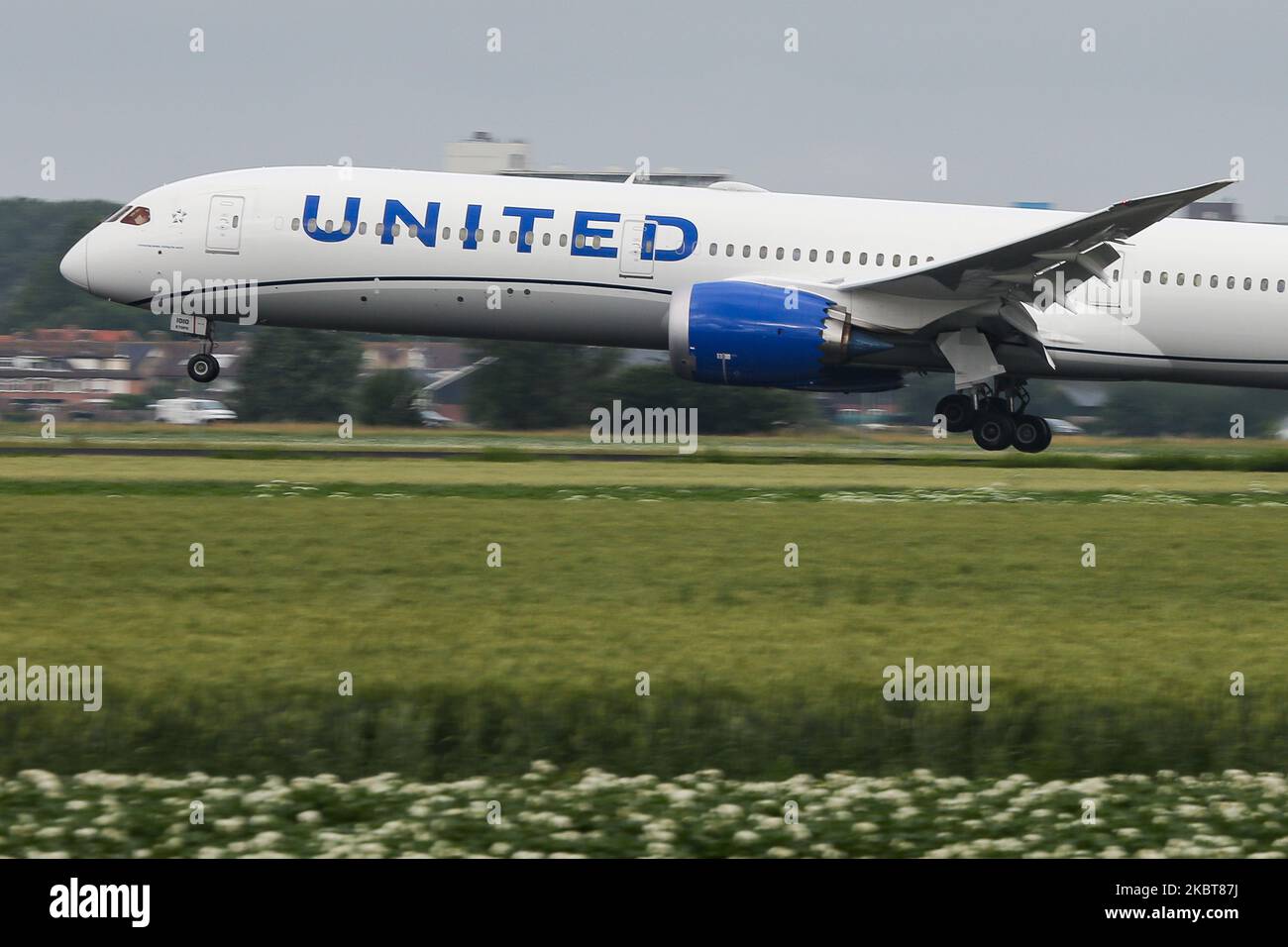 Die Boeing 787-10 Dreamliner von United Airlines wurde am 2. Juli 2020 bei der endgültigen Landung auf dem niederländischen Flughafen Amsterdam Schiphol AMS EHAM aus Newark EWR, New York, NY, USA, gesehen. Das moderne, moderne und fortschrittliche Großkarosserie-Flugzeug verfügt über die neue Lackierung und die Zulassung von N12010 und 2x GE-Triebwerken. United UA UAL ist die drittgrößte Fluggesellschaft der Welt und Mitglied der Luftfahrtallianz Star Alliance. United verbindet die USA mit Europa und den Niederlanden mit Fracht- und Passagierflügen während der Covid-19-Coronavirus-Pandemie. (Foto von Nicolas Stockfoto