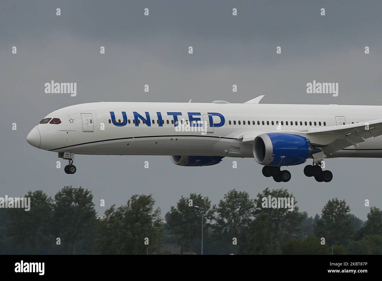 Die Boeing 787-10 Dreamliner von United Airlines wurde am 2. Juli 2020 bei der endgültigen Landung auf dem niederländischen Flughafen Amsterdam Schiphol AMS EHAM aus Newark EWR, New York, NY, USA, gesehen. Das moderne, moderne und fortschrittliche Großkarosserie-Flugzeug verfügt über die neue Lackierung und die Zulassung von N12010 und 2x GE-Triebwerken. United UA UAL ist die drittgrößte Fluggesellschaft der Welt und Mitglied der Luftfahrtallianz Star Alliance. United verbindet die USA mit Europa und den Niederlanden mit Fracht- und Passagierflügen während der Covid-19-Coronavirus-Pandemie. (Foto von Nicolas Stockfoto