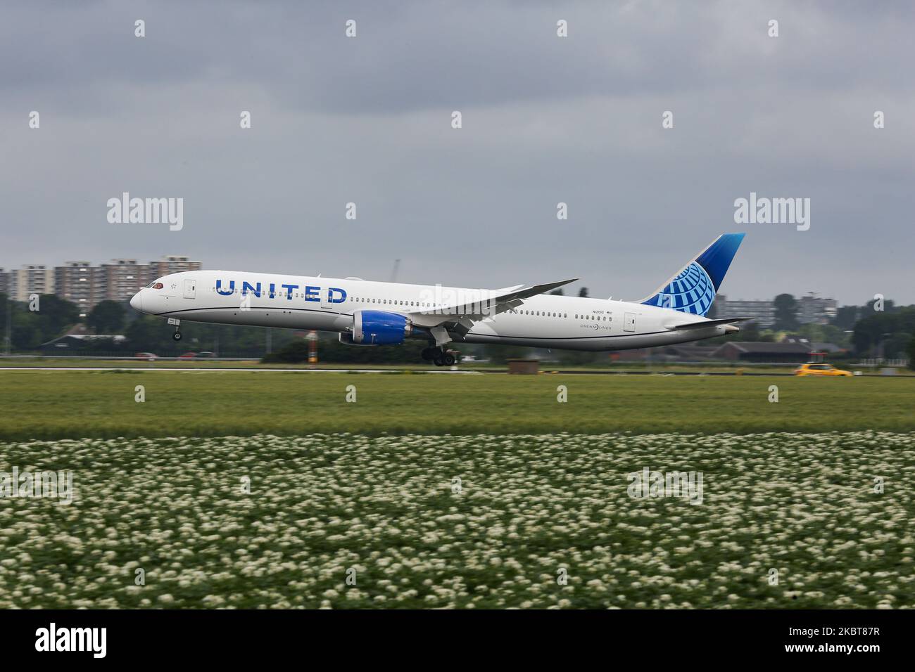 Die Boeing 787-10 Dreamliner von United Airlines wurde am 2. Juli 2020 bei der endgültigen Landung auf dem niederländischen Flughafen Amsterdam Schiphol AMS EHAM aus Newark EWR, New York, NY, USA, gesehen. Das moderne, moderne und fortschrittliche Großkarosserie-Flugzeug verfügt über die neue Lackierung und die Zulassung von N12010 und 2x GE-Triebwerken. United UA UAL ist die drittgrößte Fluggesellschaft der Welt und Mitglied der Luftfahrtallianz Star Alliance. United verbindet die USA mit Europa und den Niederlanden mit Fracht- und Passagierflügen während der Covid-19-Coronavirus-Pandemie. (Foto von Nicolas Stockfoto
