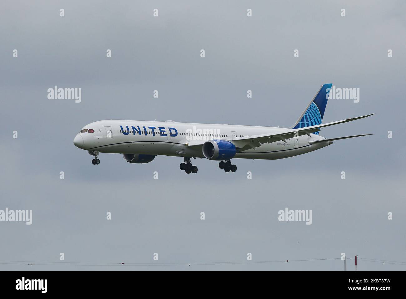 Die Boeing 787-10 Dreamliner von United Airlines wurde am 2. Juli 2020 bei der endgültigen Landung auf dem niederländischen Flughafen Amsterdam Schiphol AMS EHAM aus Newark EWR, New York, NY, USA, gesehen. Das moderne, moderne und fortschrittliche Großkarosserie-Flugzeug verfügt über die neue Lackierung und die Zulassung von N12010 und 2x GE-Triebwerken. United UA UAL ist die drittgrößte Fluggesellschaft der Welt und Mitglied der Luftfahrtallianz Star Alliance. United verbindet die USA mit Europa und den Niederlanden mit Fracht- und Passagierflügen während der Covid-19-Coronavirus-Pandemie. (Foto von Nicolas Stockfoto