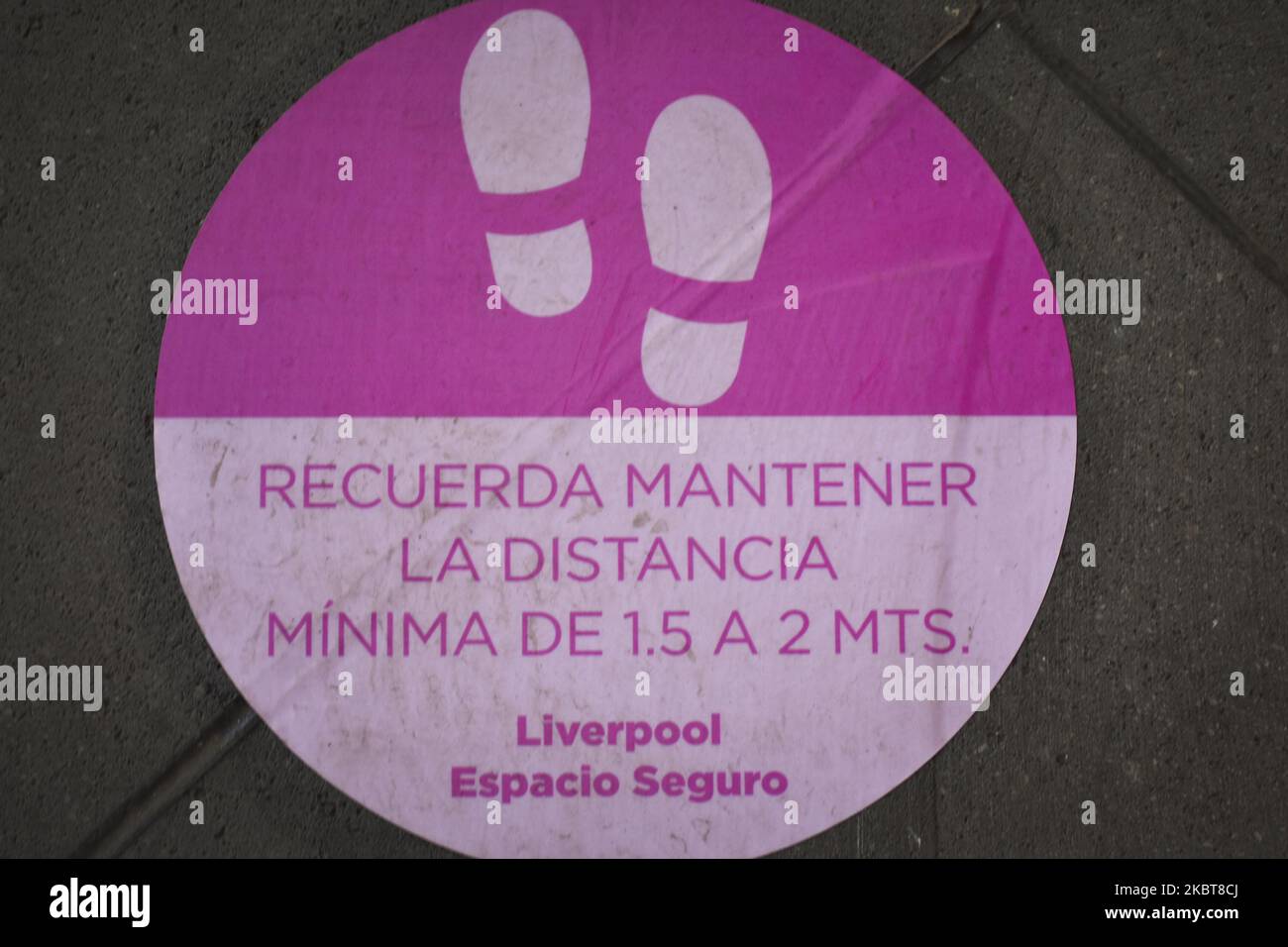 Ein Schild vor einem Kaufhaus mit der Aufschrift „Denken Sie daran, den Mindestabstand von 1,5 bis 2 Metern zu halten“ am 08. Juli 2020 in Mexiko-Stadt, Mexiko. Trotz der hohen Zahl von Infektionen durch Covid-19 wurden diese Woche Kaufhäuser und Einkaufszentren eröffnet. (Foto von Guillermo Gutiérrez/NurPhoto) Stockfoto