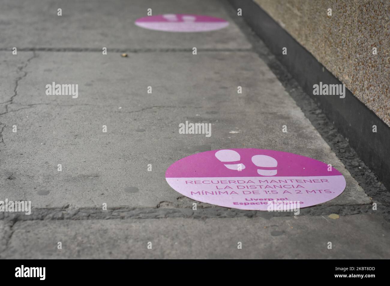 Ein Schild vor einem Kaufhaus mit der Aufschrift „Denken Sie daran, den Mindestabstand von 1,5 bis 2 Metern zu halten“ am 08. Juli 2020 in Mexiko-Stadt, Mexiko. Trotz der hohen Zahl von Infektionen durch Covid-19 wurden diese Woche Kaufhäuser und Einkaufszentren eröffnet. (Foto von Guillermo Gutiérrez/NurPhoto) Stockfoto
