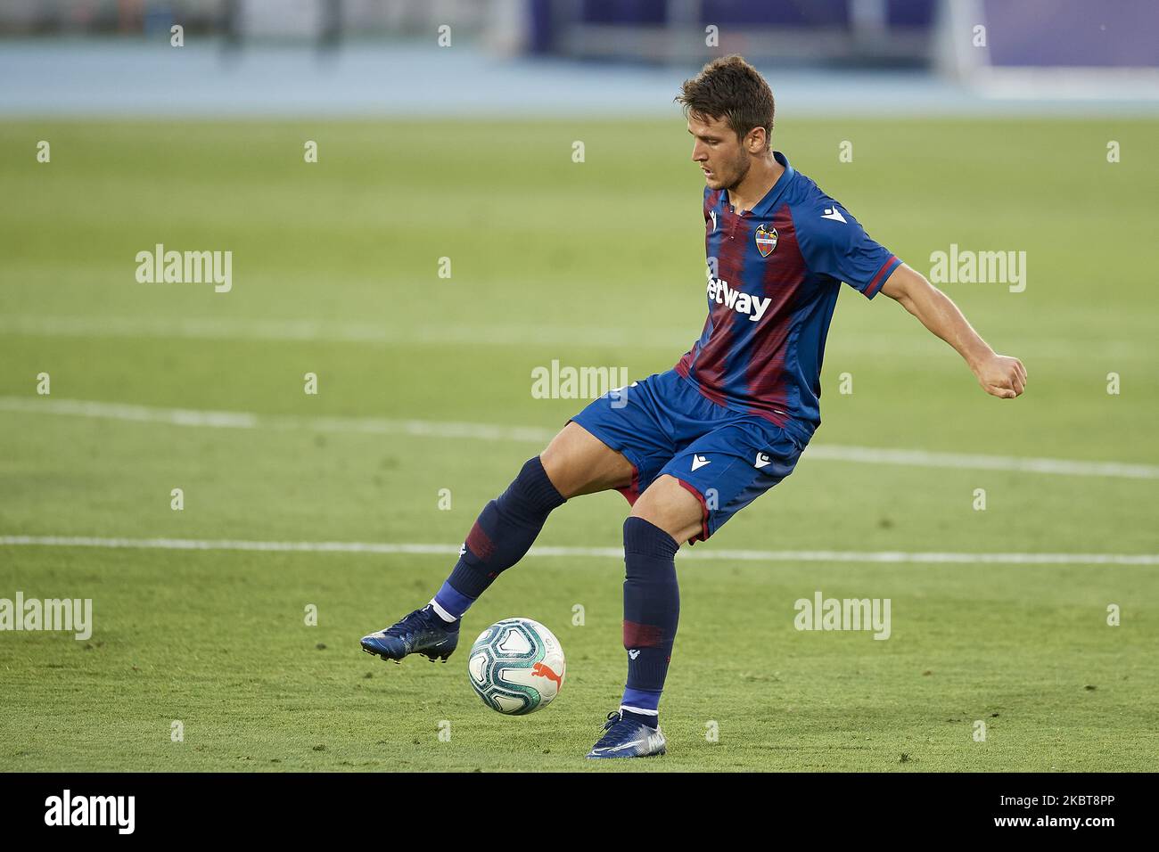 Nemanja Radoja von Levante kontrolliert den Ball während des Liga-Spiels zwischen Levante UD und Real Sociedad in Ciutat de Valencia am 6. Juli 2020 in Valencia, Spanien. (Foto von Jose Breton/Pics Action/NurPhoto) Stockfoto