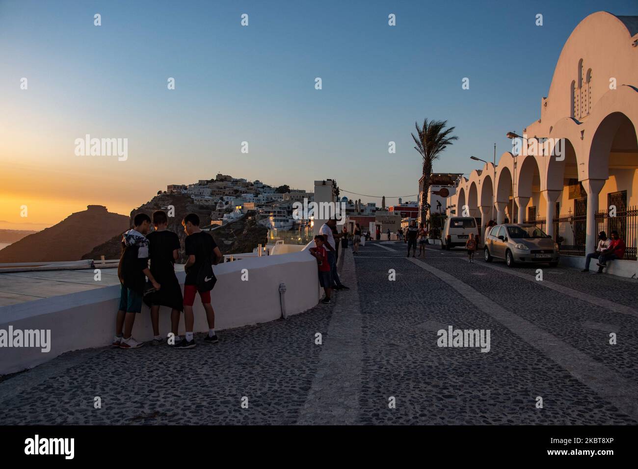 Touristen und Einheimische treffen sich, um den Sonnenuntergang zu beobachten. Blick auf den Sonnenuntergang von Thera auf Santorini, Kykladen in der Ägäis in Griechenland. Einige Touristen und Einheimische genießen den magischen Sonnenuntergang über dem Vulkan in Fira, als das Land die Flughäfen öffnete und Touristen nach dem 1. Juli aufgrund der allgemeinen Sperrmaßnahmen des Coronavirus Covid-19, die seit Juni 15 gelockert wurden, die Möglichkeit gab, nach dem Coronavirus zu kommen. Griechenland hat vor kurzem die touristische Sommersaison wieder eröffnet, und Premierminister Kyriakos Mitsotakis hielt während des Sonnenuntergangs eine Rede von Santorin, um die touristische Saison wieder in Gang zu bringen, da die griechische Wirtschaft in Schwung kommt Stockfoto