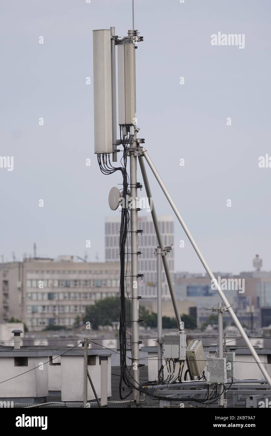 Am 8. Juli 2020 wird eine Mobilfunkbasisstation auf einem Dach eines Gebäudes im Zentrum von Warschau, Polen, gesehen. (Foto von Jaap Arriens/NurPhoto) Stockfoto