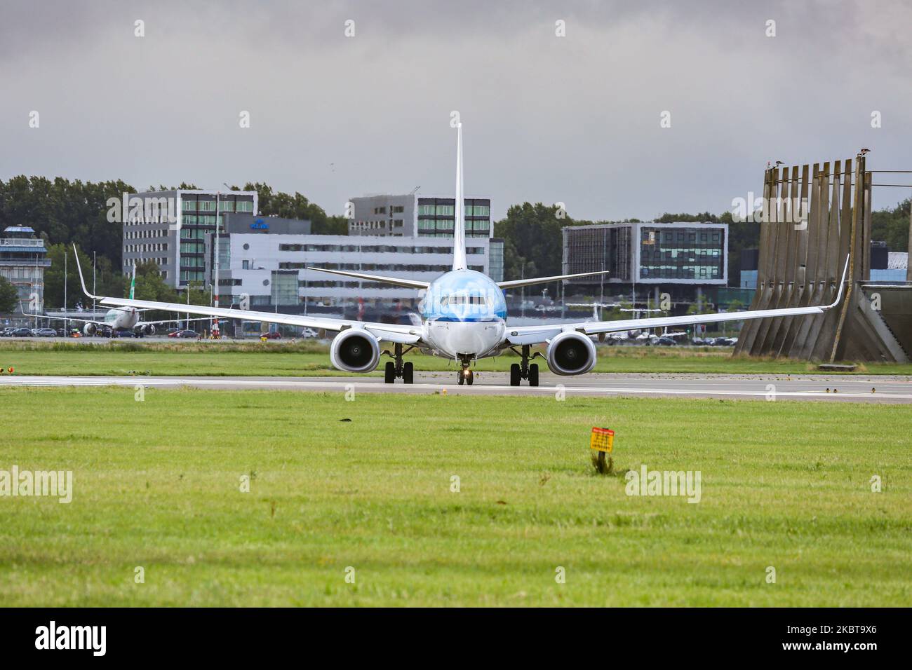 KLM Boeing 737-700-Flugzeuge, gesehen während der Start- und Rotationsphase auf dem Amsterdam Schiphol AMS EHAM International Airport in den Niederlanden am 2. Juli 2020. Das Flugzeug hat die Zulassung PH-BGT mit 2x CFMI-Düsenmotoren und den Namen Blauwe Kiekendief / Hen Harrier. KLM Royal Dutch Airlines Koninklijke Luchtvaart Maatschappij N.V. ist die niederländische Fluggesellschaft und Mitglied der SkyTeam-Luftfahrtallianz. (Foto von Nicolas Economou/NurPhoto) Stockfoto