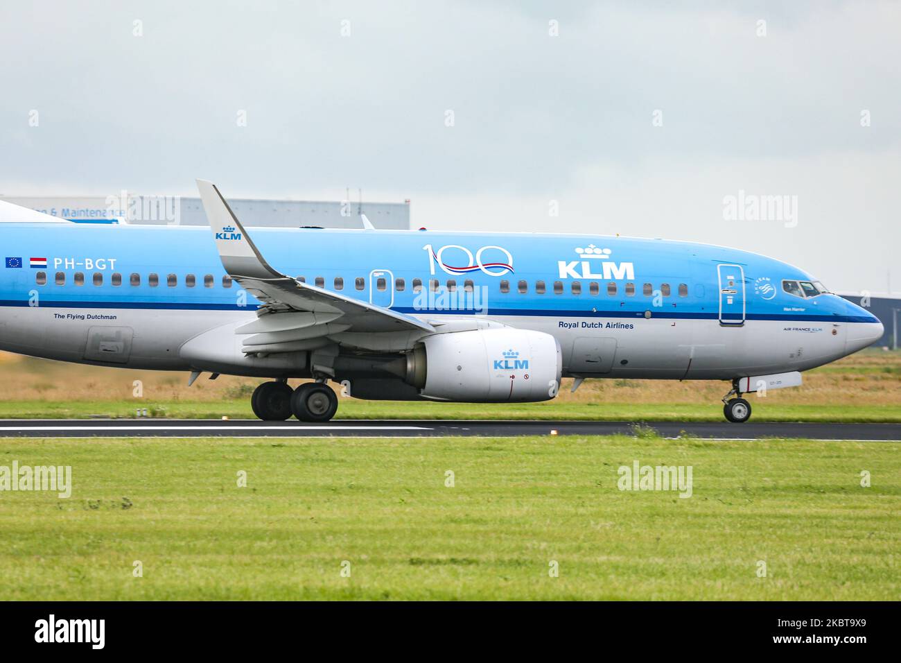 KLM Boeing 737-700-Flugzeuge, gesehen während der Start- und Rotationsphase auf dem Amsterdam Schiphol AMS EHAM International Airport in den Niederlanden am 2. Juli 2020. Das Flugzeug hat die Zulassung PH-BGT mit 2x CFMI-Düsenmotoren und den Namen Blauwe Kiekendief / Hen Harrier. KLM Royal Dutch Airlines Koninklijke Luchtvaart Maatschappij N.V. ist die niederländische Fluggesellschaft und Mitglied der SkyTeam-Luftfahrtallianz. (Foto von Nicolas Economou/NurPhoto) Stockfoto