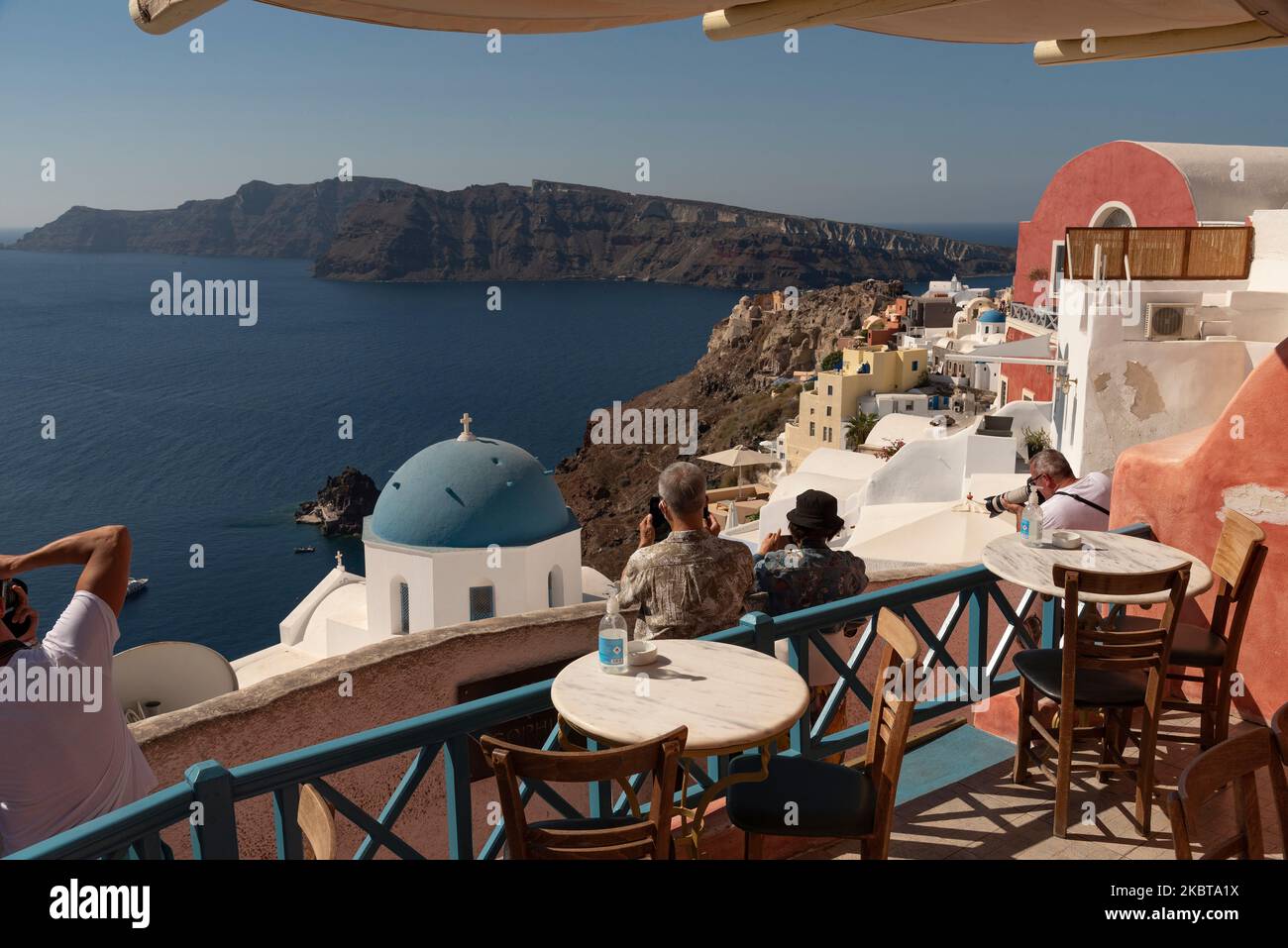 Santorini, Griechenland. 2022. Touristen fotografieren die Aussicht von Oia in Santorini Griechenland Stockfoto