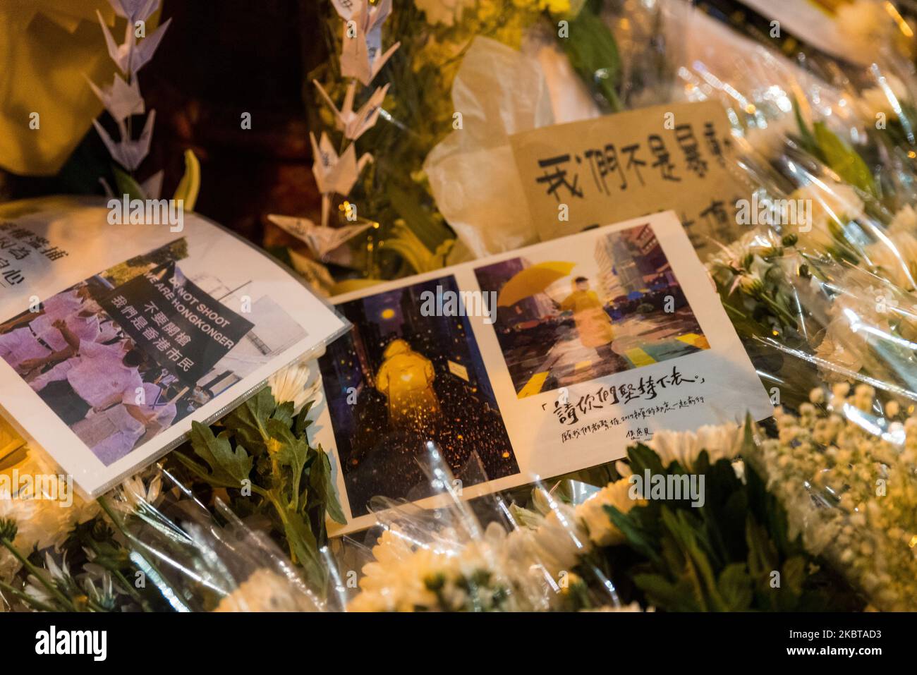 Blumen und Botschaften, die am 15. Juni 2020 in Hongkong, China, an der Gedenkstätte zum Gedenken an Marco Leung, den Mann mit dem „gelben Regenmantel“, gebracht wurden. (Foto von Marc Fernandes/NurPhoto) Stockfoto