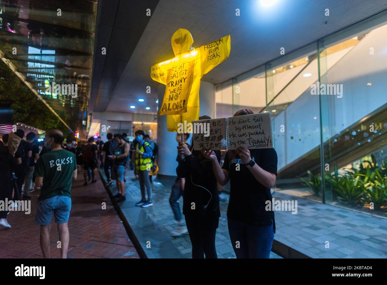 Ein gelber Regenmantel zum Gedenken an Marco Leung, den Mann mit gelbem Regenmantel, wird am 15. Juni 2020 von zwei Demonstranten in der Admiralität in Hongkong, China, festgehalten. (Foto von Marc Fernandes/NurPhoto) Stockfoto