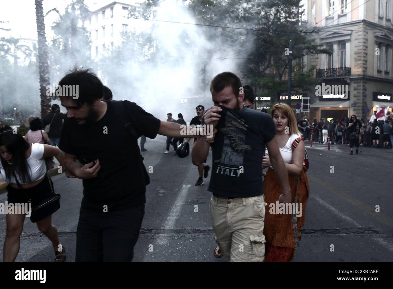 Demonstranten stoßen am 9. Juli 2020 im Zentrum Athens auf die Bereitschaftspolizei. Griechische Polizei benutzte Tränengas gegen Hunderte von Demonstranten vor dem parlament am Donnerstagabend wurden während einer Demonstration gegen einen Gesetzesentwurf, der von Gesetzgebern diskutiert wurde, die versuchten, Straßenproteste im Land zu regulieren, molotow-Bomben von Demonstranten auf die Polizei geworfen. (Foto von Panayotis Tzamaros/NurPhoto) Stockfoto