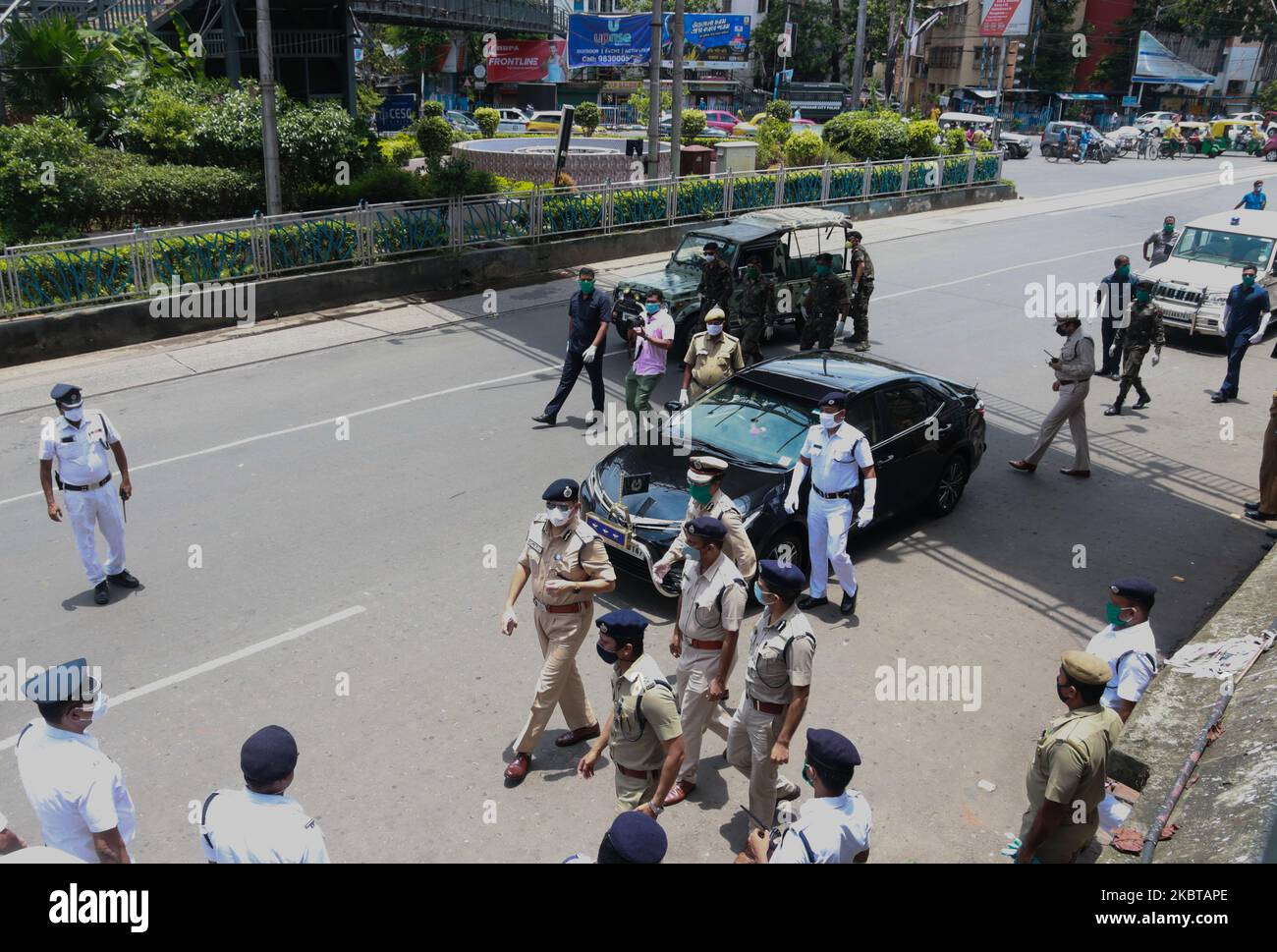 Kolkata-Polizeikommissar Anuj Sharma IPS besucht die Eindämmungszone im nördlichen Gebiet von Kolkata Telengabagan, nachdem die Staatsregierung am 10,2020. Juli in Kolkata, Inida, alle Eindämmungszonen in Westbengalen vollständig gesperrt hatte (Foto: Debajyoti Chakraborty/NurPhoto) Stockfoto