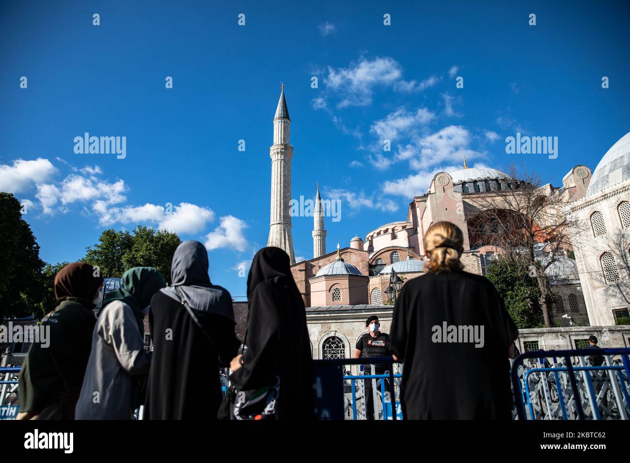 Am 10. Juli 2020 versammeln sich Menschen in der Nähe der berühmten Hagia Sophia von Istanbul in der Türkei. Das oberste Verwaltungsgericht der Türkei entschied, ein Dekret aus dem Jahr 1934, das die historische Hagia Sophia in ein Museum verwandelte, für nichtig zu erklären. Das umstrittene Urteil eröffnet den Weg, dass das Gebäude nach 85 Jahren wieder in eine Moschee umgewandelt werden kann. (Foto von Onur Dogman/NurPhoto) Stockfoto