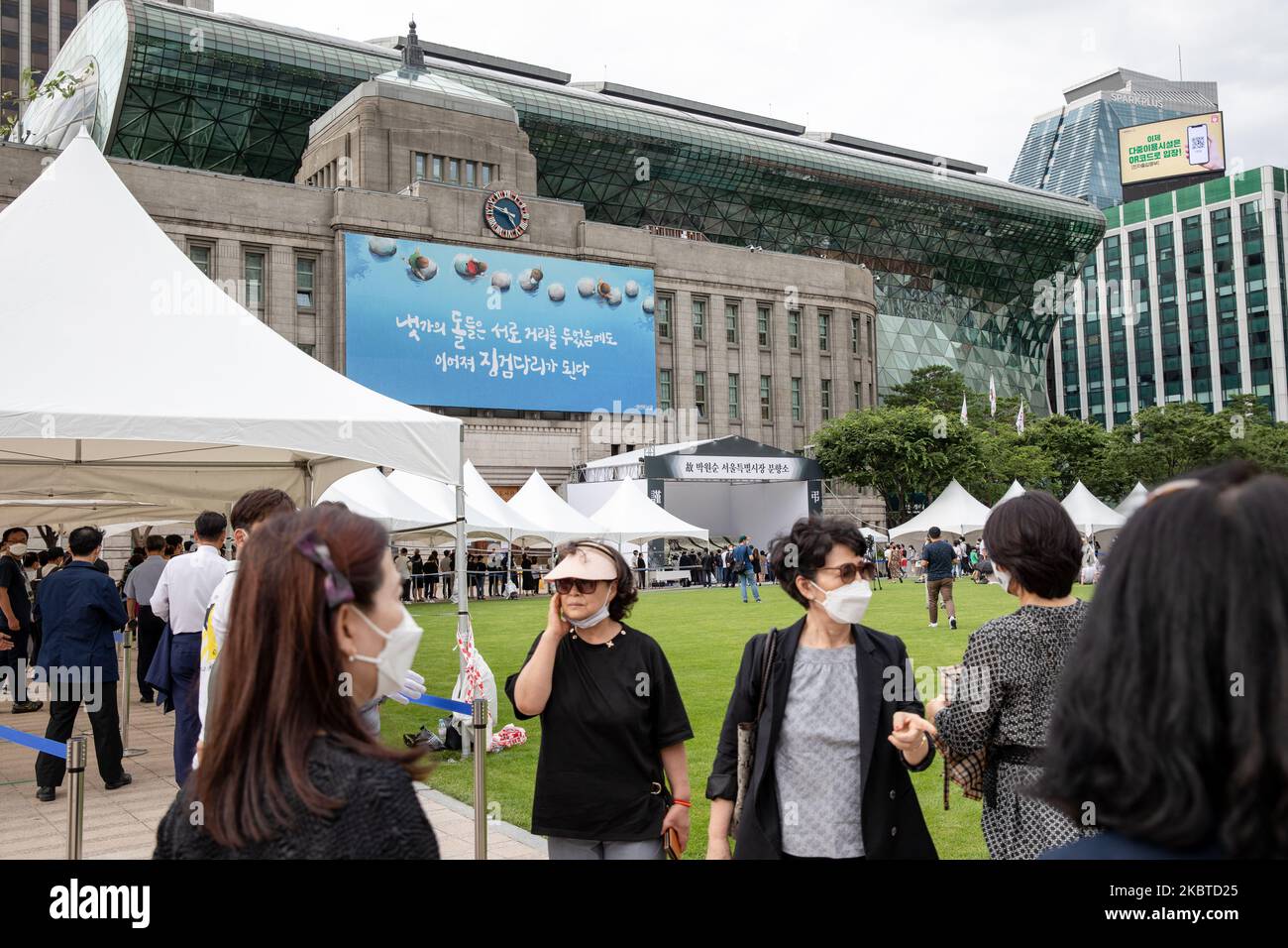 Tausende von Menschen versammelten sich auf dem Seoul Square, um am 11. Juli 2020 in Seoul, Südkorea, an den Bürgermeister Park Won-soon zu erinnern. Der Bürgermeister von Seoul Park Won-Soon wurde am Freitag, Stunden nachdem seine Tochter ihn vermisst gemeldet hatte, tot in der Nähe eines Waryong Parks auf dem Berg Seoul aufgefunden, teilte die Polizei mit. Ein Polizei-Rettungsteam und ein Suchhund fanden seinen Leichnam in den bewaldeten Hügeln des Bukak-Berges in der Nähe seines offiziellen Wohnsitzes. Es wird vermutet, dass er an Selbstmord gestorben ist. (Foto von Chris Jung/NurPhoto) Stockfoto