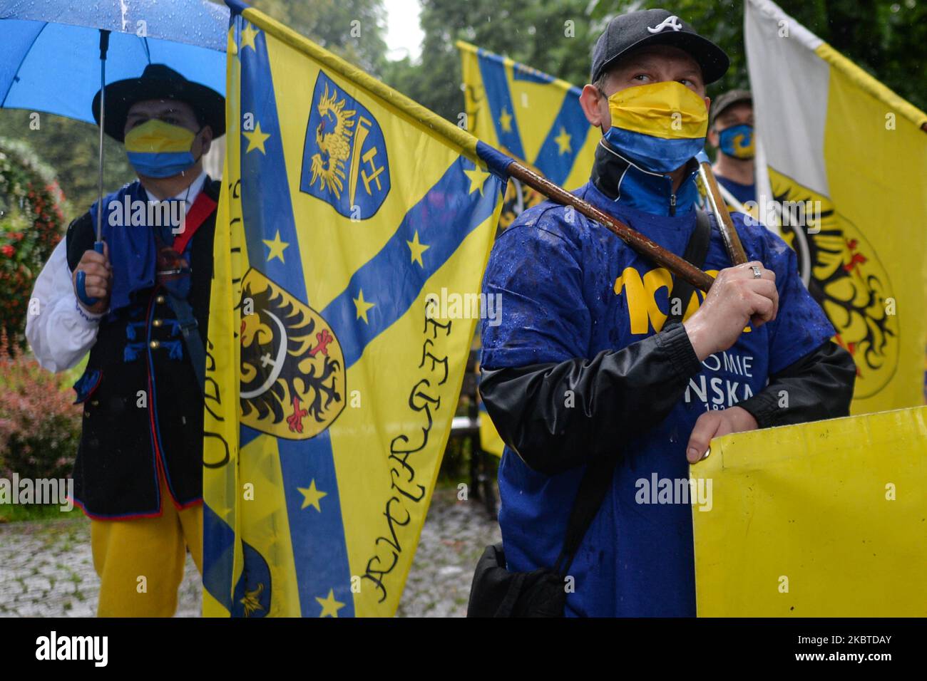 Aktivisten bereiten sich vor der Ausgabe 14. des marsches für die schlesische Autonomie in Katowice vor, der von der schlesischen Autonomiebewegung (polnisch: Ruch Autonomii Slaska - RAS) organisiert wird. Aufgrund der Einschränkungen durch das Coronavirus konnten nur 150 Menschen an der diesjährigen märzausgabe teilnehmen. Am 11. Juli 2020 in Katowice, Woiwodschaft slaskie, Polen. (Foto von Artur Widak/NurPhoto) Stockfoto