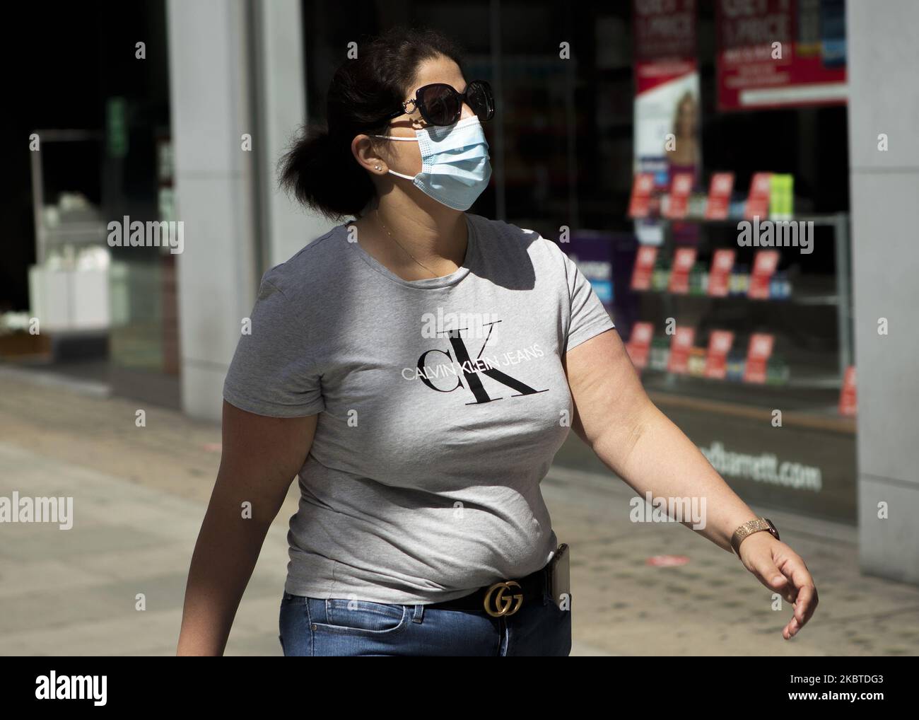 Käufer mit schützenden Gesichtsmasken, die am 11. Juli 2020 in London die Oxford Street entlang gehen, bereiten sich auf die Möglichkeit vor, dass Gesichtsbedeckungen in Geschäften und anderen öffentlichen Orten in ganz Großbritannien obligatorisch werden. (Foto von Jacques Feeney/MI News/NurPhoto) Stockfoto