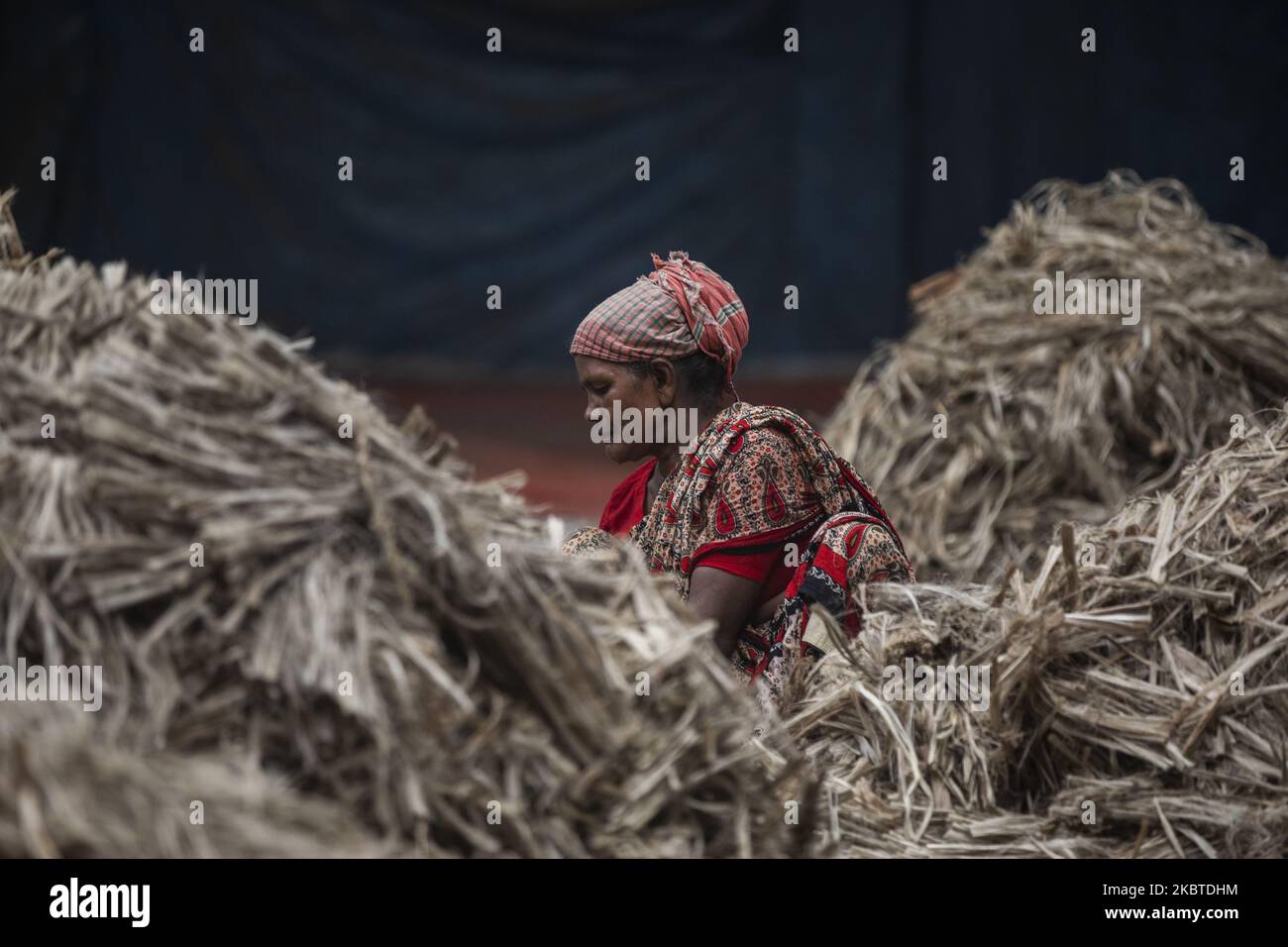 Eine Frau arbeitet am 11. Juli 2020 in einer Jute-Verarbeitungsfabrik in Narayanganj in der Nähe von Dhaka, Bangladesch. Jute, auch bekannt als die goldene Faser von Bangladesch, spielt eine wichtige Rolle in der nationalen Wirtschaft. Achtzig Prozent der weltweit hochwertigen Jute wächst in Bangladesch. Jute wird bei der Herstellung von Tuch, Tuch, Seilen, Teppich-Trägertuch, Büchsenbeuteln und vielen anderen nützlichen Dingen verwendet. Jutebeutel eignen sich sehr gut zum Verpacken von Lebensmittelkörnern. (Foto von Ahmed Salahuddin/NurPhoto) Stockfoto