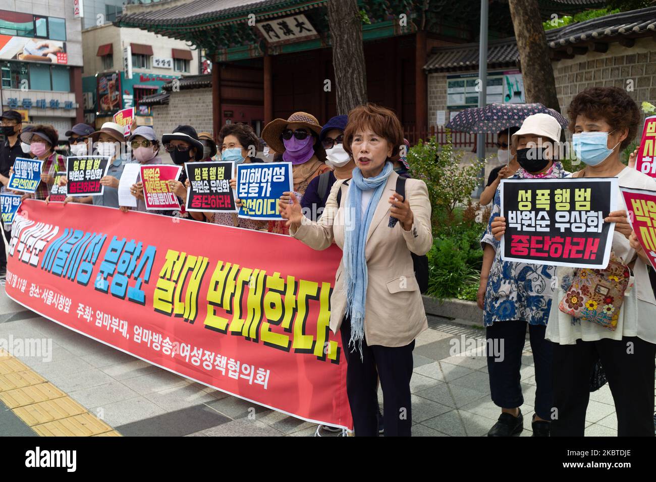 Der Protestierende gegen den Gedenkraum von Park Won-soon, dem Bürgermeister von Seoul, protestiert am 11. Juli 2020 in Seoul, Südkorea, gegen den Räucheraltar im Rathaus von Seoul. Tausende von Menschen versammeln sich im Rathaus von Seoul, um des Bürgermeisters Park Won-Soon am 11. Juli 2020 in Seoul, Südkorea, zu gedenken. Park wurde am Freitag, Stunden nachdem seine Tochter ihn vermisst gemeldet hatte, tot in der Nähe eines Waryong-Parks auf dem Berg Seoul aufgefunden. Mit siebenhundert Polizei- und Rettungsteams und 4 Suchhunden fand er seinen Leichnam in dem bewaldeten Hügel. Es wird vermutet, dass er an Selbstmord gestorben ist. (Foto von Chris Jung/NurPhoto) Stockfoto