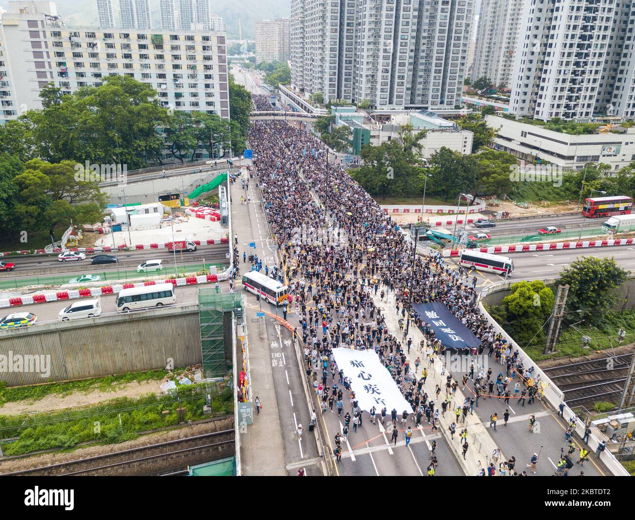 Eine Drohnenansicht des Leiters des marsches, der am 14. Juli 2010 in Shatin in Hong KNG, China, eintraf. Organisiert, um einen Stopp des Parallelhandels mit China zu fordern, kam es im März zu Konfrontationen, als Demonstranten und Polizisten auf den Straßen und später in einer gewaltsamen Räumung des Einkaufszentrums New Town Plaza gegenüberstanden. (Foto von Marc Fernandes/NurPhoto) Stockfoto