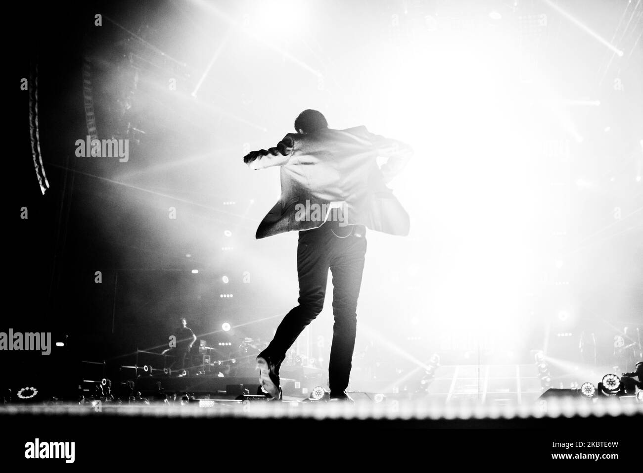 (ANMERKUNG DER REDAKTION: Bild wurde in Schwarzweiß konvertiert) Cesare Cremonini tritt am 13 2015. November live im Mediolanum Forum in Mailand auf (Foto von Mairo Cinquetti/NurPhoto) Stockfoto