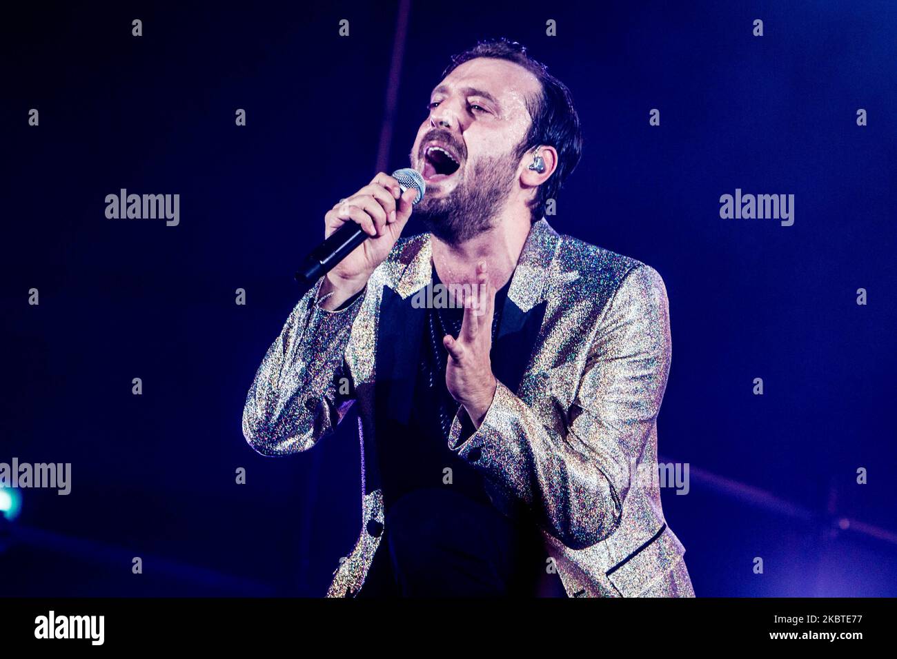 Cesare Cremonini tritt am 13 2015. November im Mediolanum Forum in Mailand, Italien, live auf (Foto: Mairo Cinquetti/NurPhoto) Stockfoto