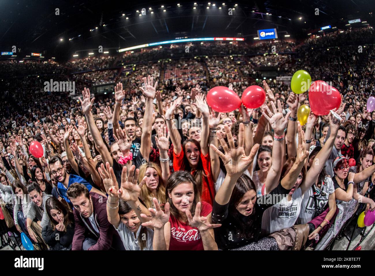 Cesare Cremonini tritt am 13 2015. November im Mediolanum Forum in Mailand, Italien, live auf (Foto: Mairo Cinquetti/NurPhoto) Stockfoto