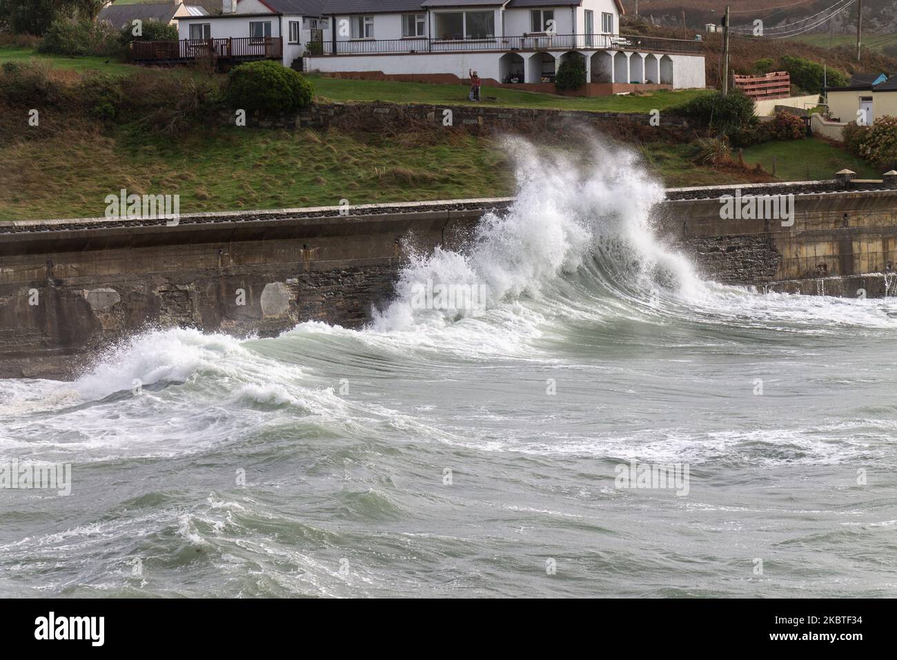 Sturmflutwellen brechen über die Verteidigung des Meeres. Tragumna, West Cork, Irland Stockfoto