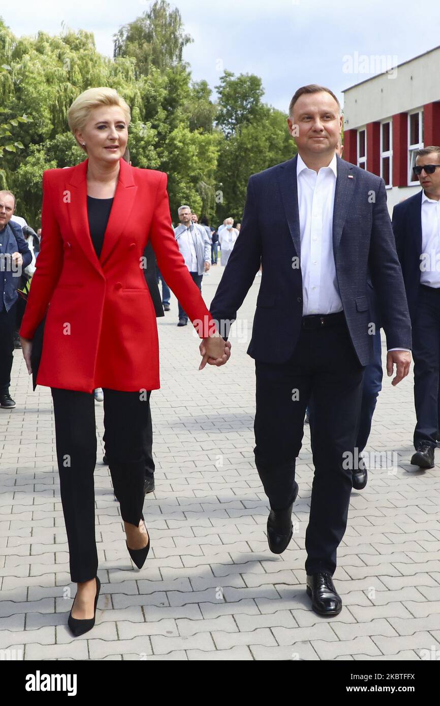 Der polnische Präsident Andrzej Duda und seine Frau Agata Kornhauser Duda werden gesehen, nachdem sie während der Stichwahl der polnischen Präsidentschaftswahlen am 12. Juli 2020 in Krakau, Polen, ihre Stimme abgegeben haben. In der zweiten Runde tritt der amtierende Präsident Andrzej Duda, ein Verbündeter der konservativen Regierung, gegen den sozial liberalen Warschauer Bürgermeister Rafal Trzaskowski an. (Foto von Beata Zawrzel/NurPhoto) Stockfoto