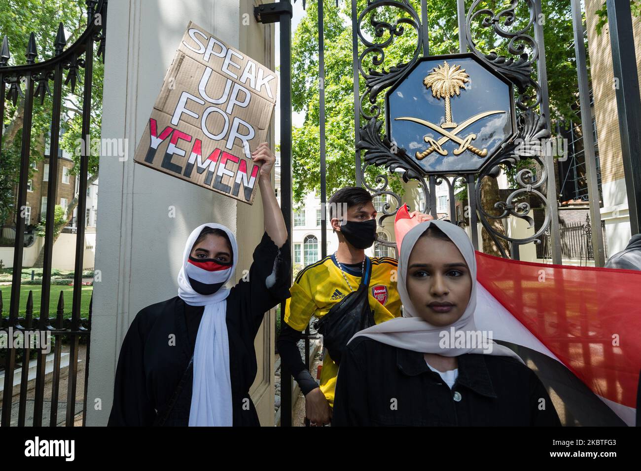 Demonstranten versammeln sich vor der Botschaft Saudi-Arabiens im Zentrum von London, um am 12. Juli 2020 in London, England, gegen den anhaltenden Konflikt im Jemen zu protestieren. Das Vereinigte Königreich wird die Waffenverkäufe an Saudi-Arabien wieder aufnehmen, die im vergangenen Jahr nach einer Klage von Aktivisten ausgesetzt wurden, trotz der Befürchtungen, dass sie gegen Zivilisten im Jemen und damit gegen das humanitäre Völkerrecht eingesetzt werden könnten. (Foto von Wiktor Szymanowicz/NurPhoto) Stockfoto