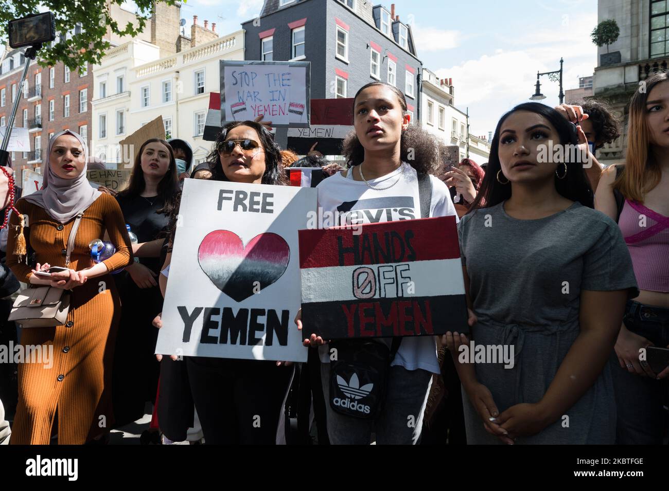 Demonstranten versammeln sich vor der Botschaft Saudi-Arabiens im Zentrum von London, um am 12. Juli 2020 in London, England, gegen den anhaltenden Konflikt im Jemen zu protestieren. Das Vereinigte Königreich wird die Waffenverkäufe an Saudi-Arabien wieder aufnehmen, die im vergangenen Jahr nach einer Klage von Aktivisten ausgesetzt wurden, trotz der Befürchtungen, dass sie gegen Zivilisten im Jemen und damit gegen das humanitäre Völkerrecht eingesetzt werden könnten. (Foto von Wiktor Szymanowicz/NurPhoto) Stockfoto