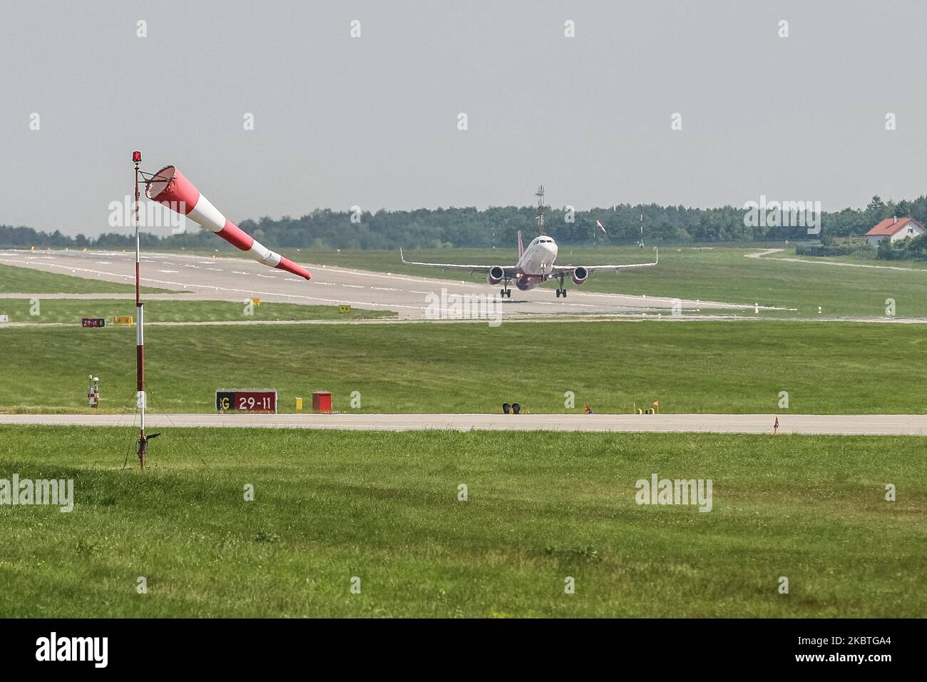 Der preiswerte Start des Wizz-Flugzeugs ist am 20. Juni 2020 am Flughafen Lech Walesa in Danzig, Polen, zu sehen (Foto: Michal Fludra/NurPhoto) Stockfoto